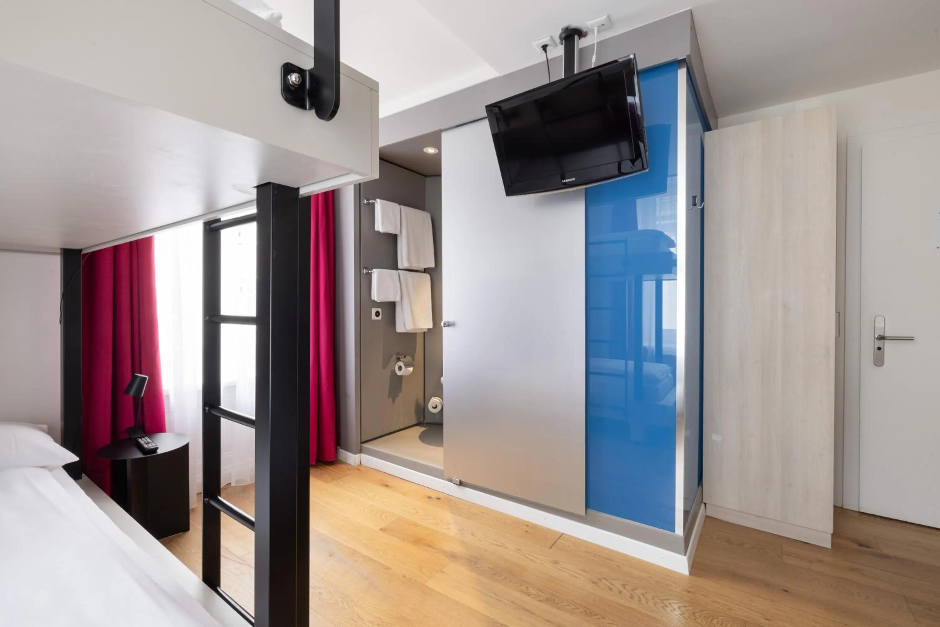 Photo of the whole room, Bed in Fred Guest House Hauptbahnhof - Self Check-in