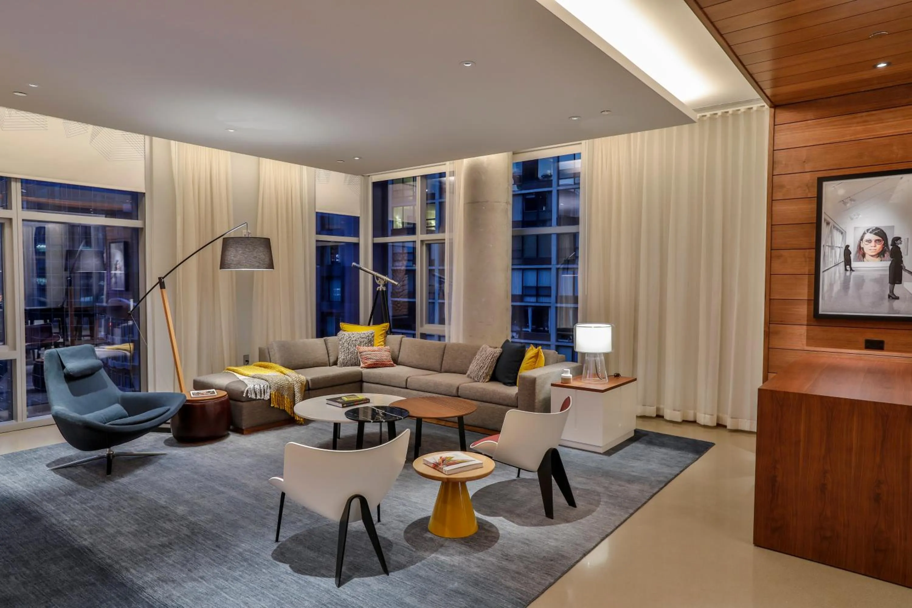 TV and multimedia in Aloft Chicago Mag Mile