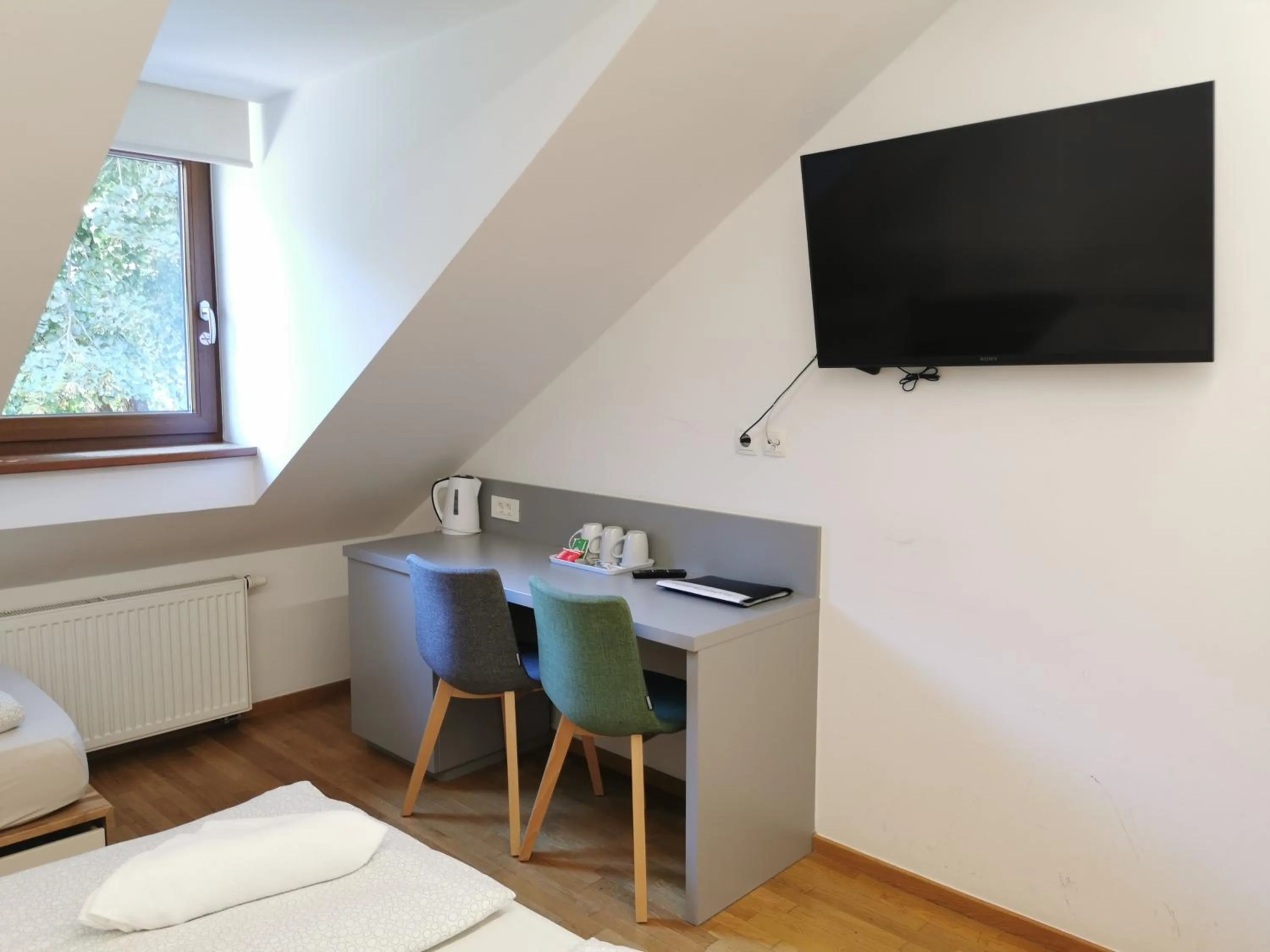 TV and multimedia in Rooms Sincere 1830