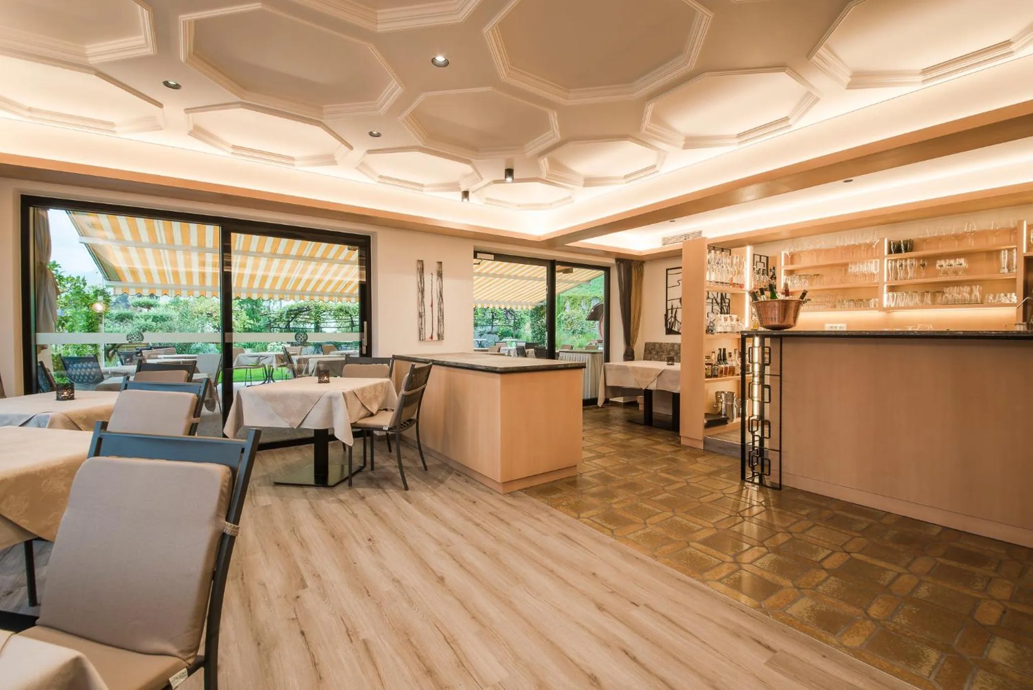 Restaurant/places to eat in Hotel Paradies