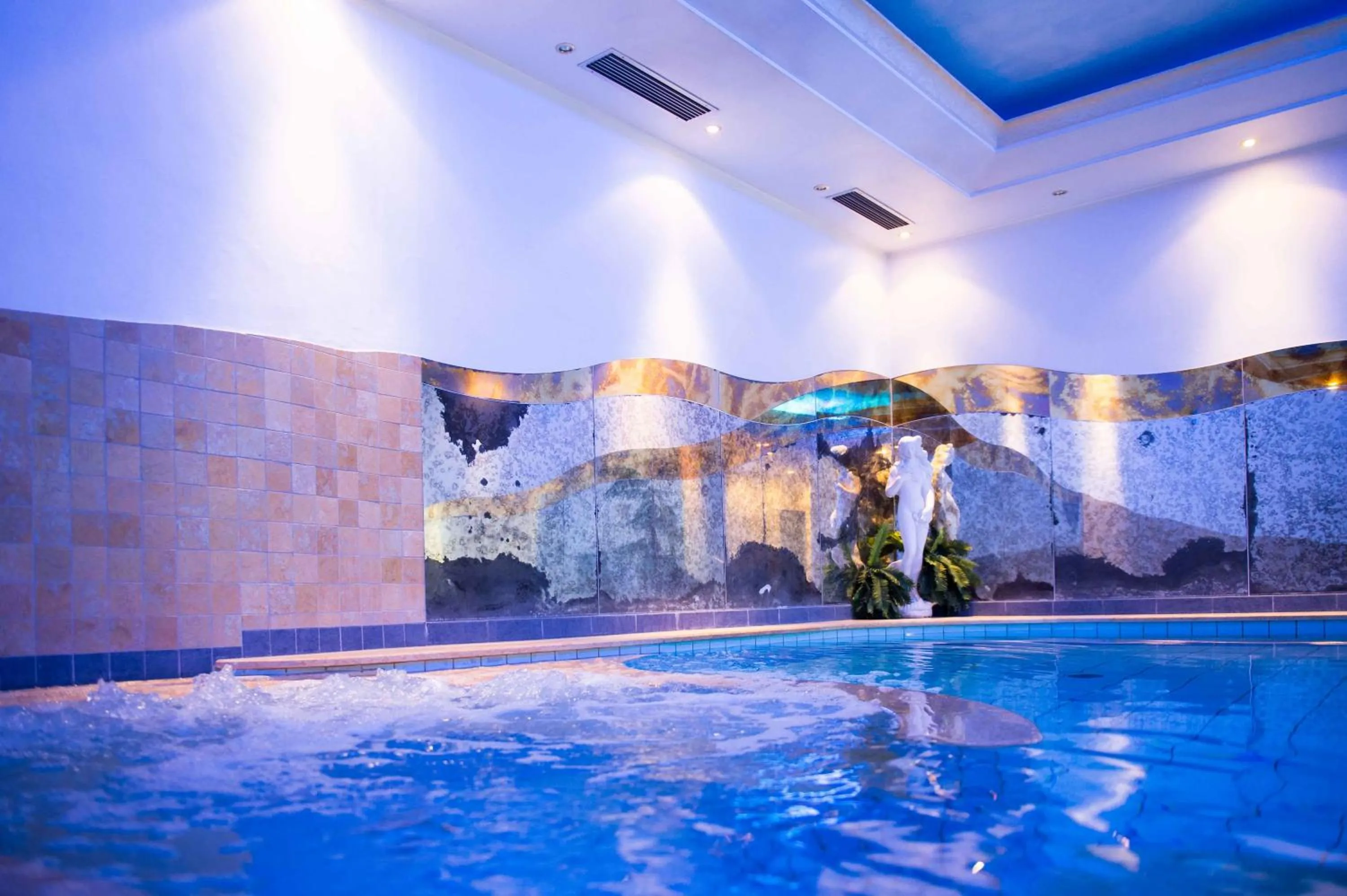 Swimming pool in Hotel Paradies