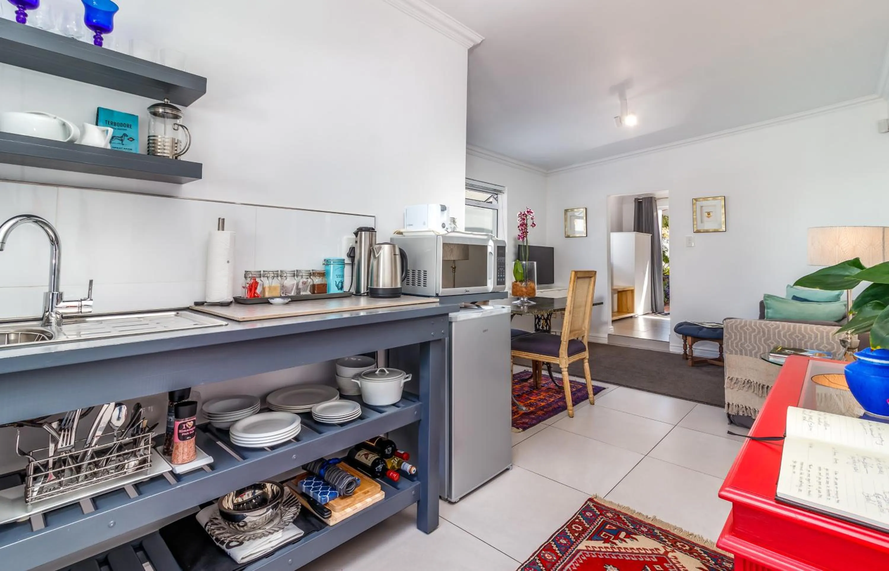 Kitchen or kitchenette in Bleu Cobalt Cottage