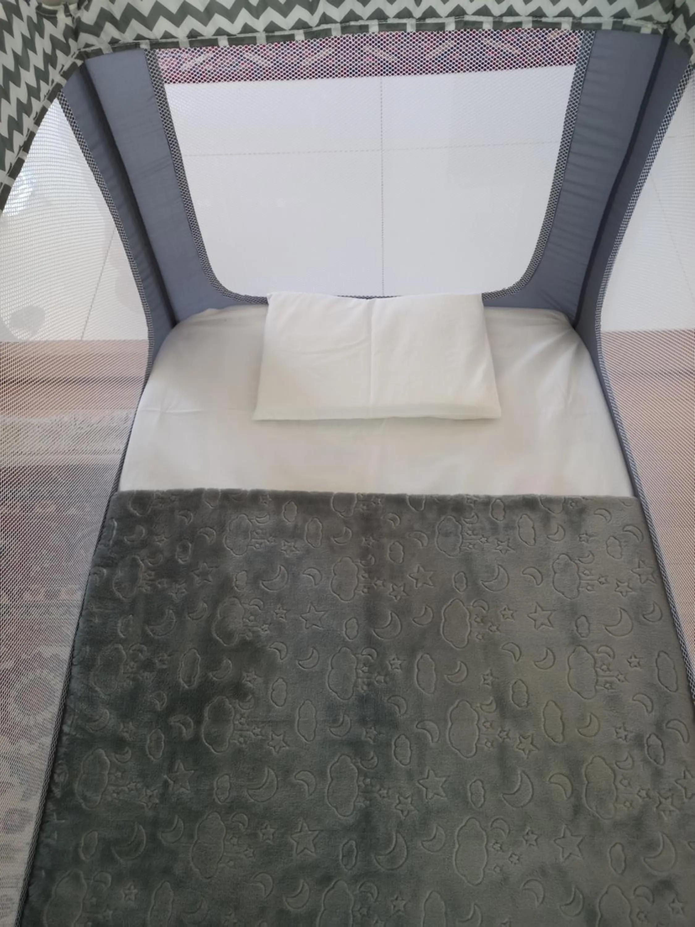 cot, Bed in Bleu Cobalt Cottage