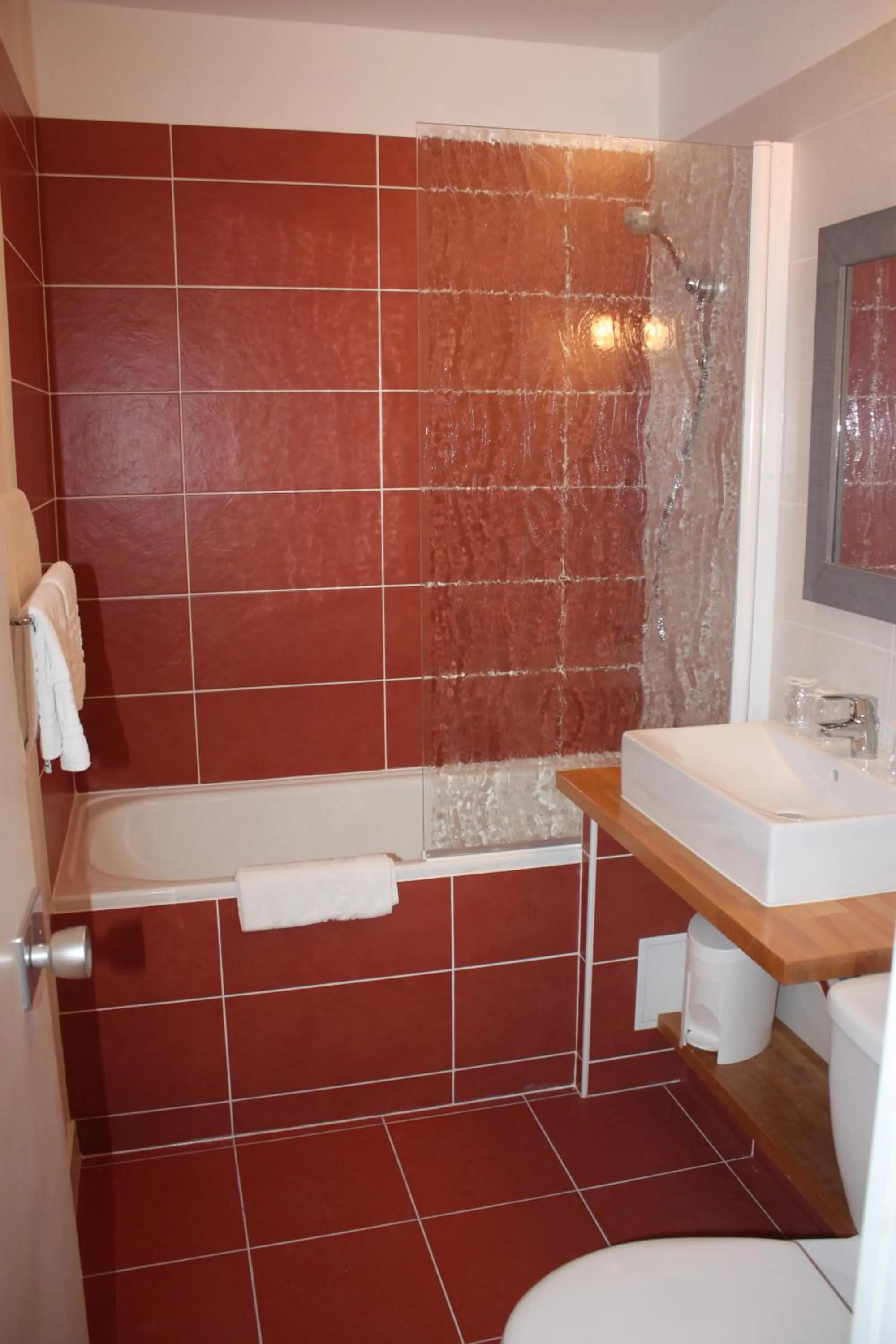 Bathroom in Logis Latitude Ouest Hôtel Restaurant & Spa