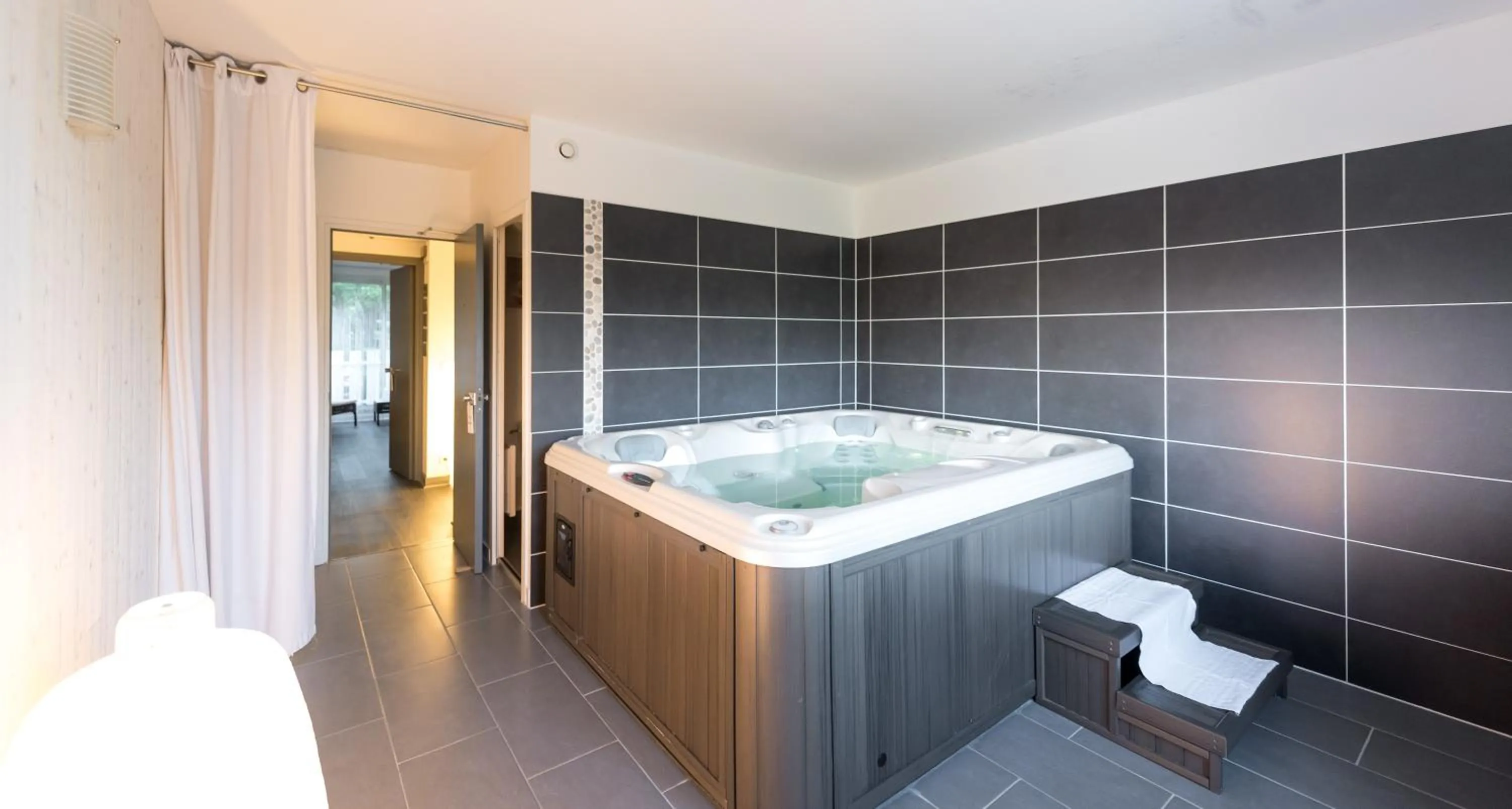 Hot Tub in Logis Latitude Ouest Hôtel Restaurant & Spa