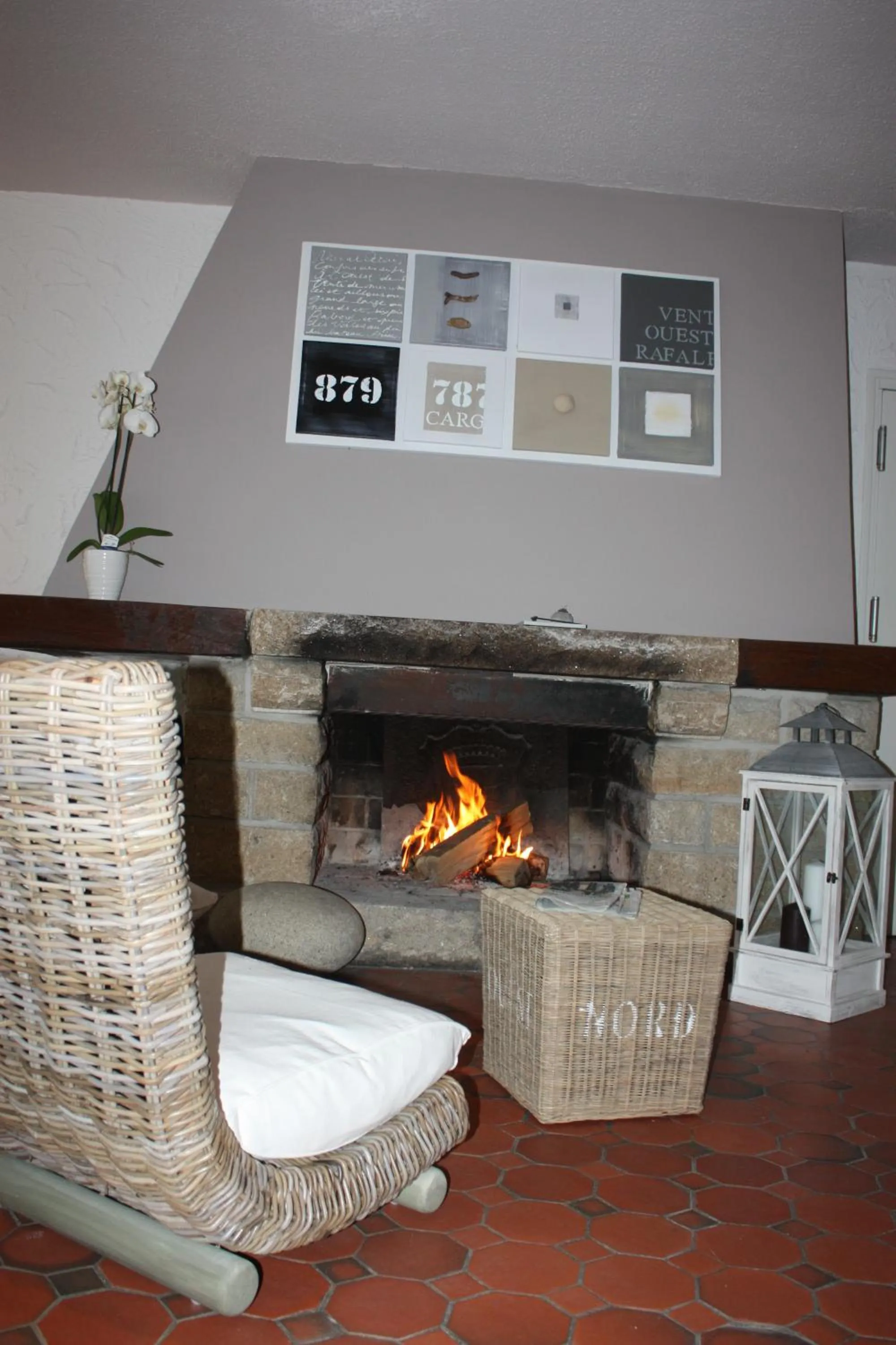 Communal lounge/ TV room in Logis Latitude Ouest Hôtel Restaurant & Spa