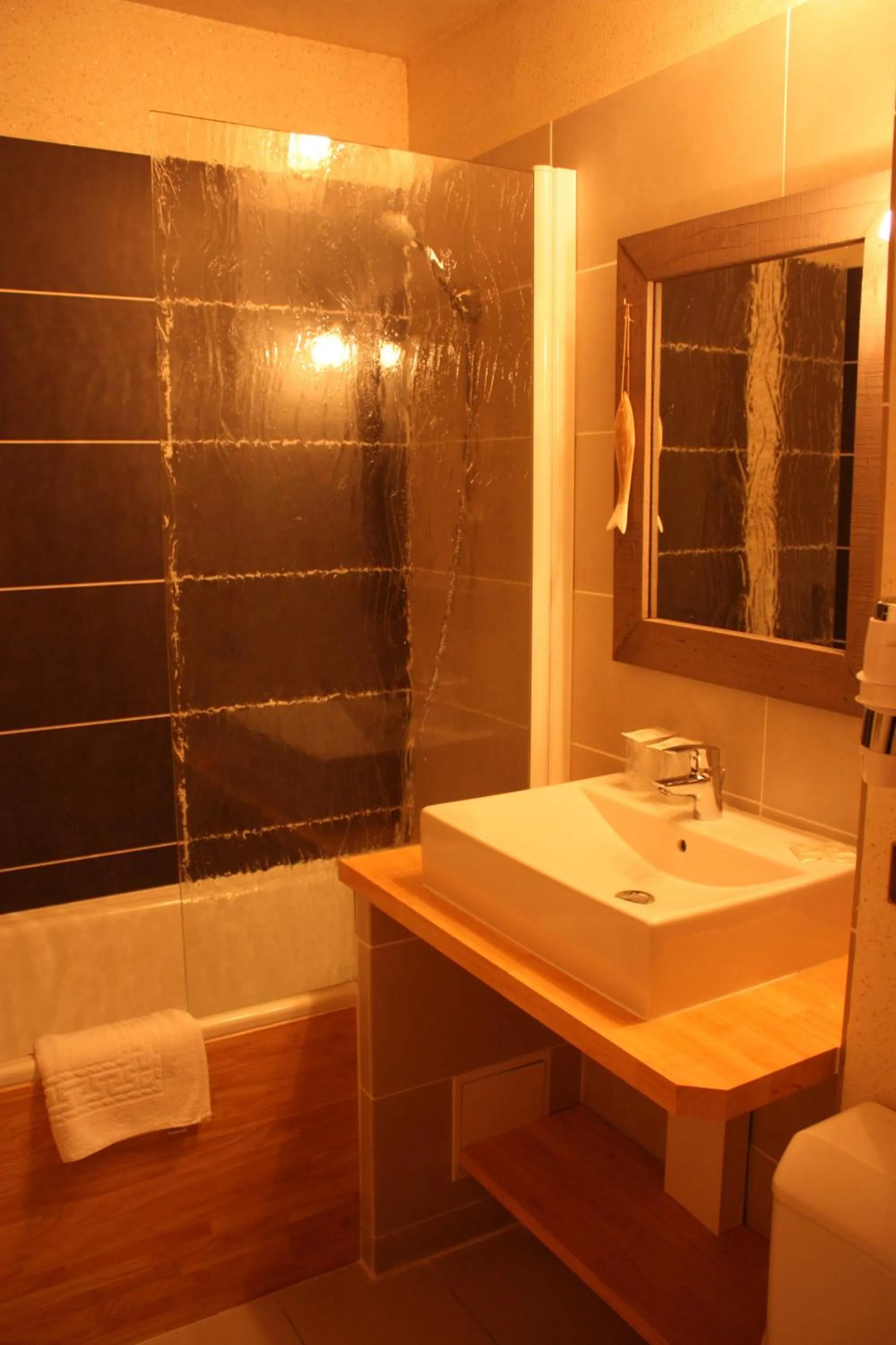 Bathroom in Logis Latitude Ouest Hôtel Restaurant & Spa