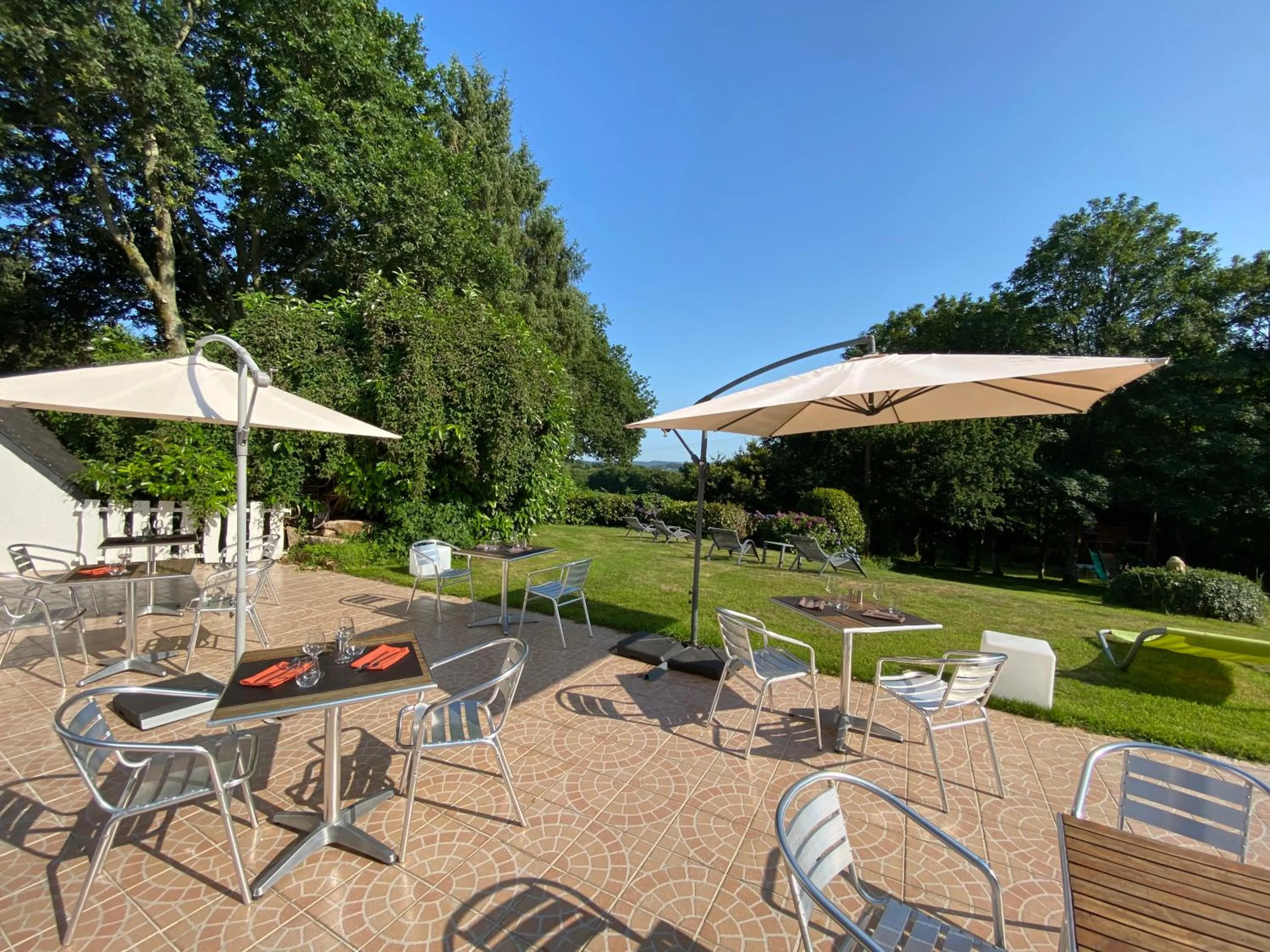 Patio in Logis Latitude Ouest Hôtel Restaurant & Spa