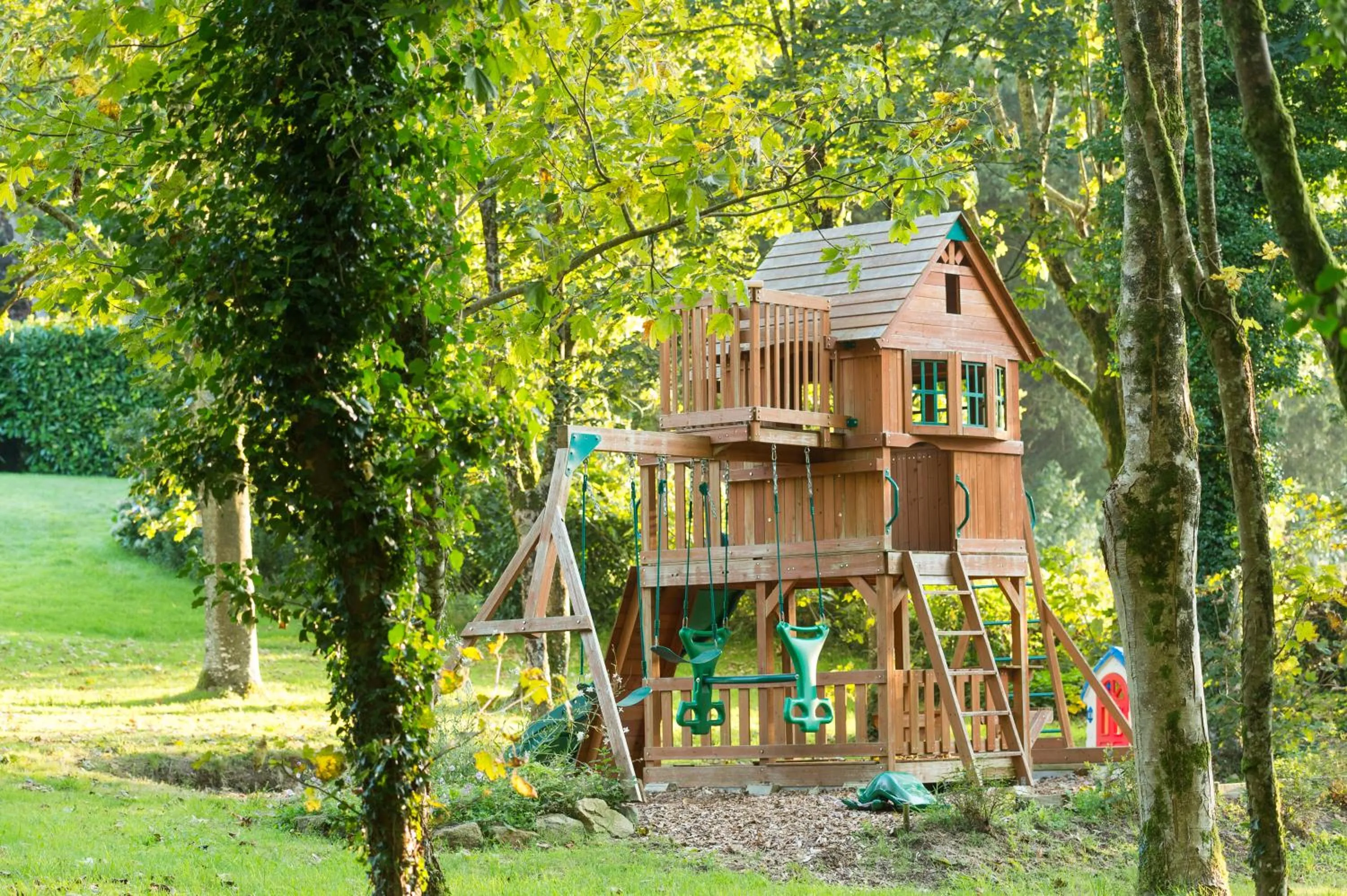 Children play ground in Logis Latitude Ouest Hôtel Restaurant & Spa