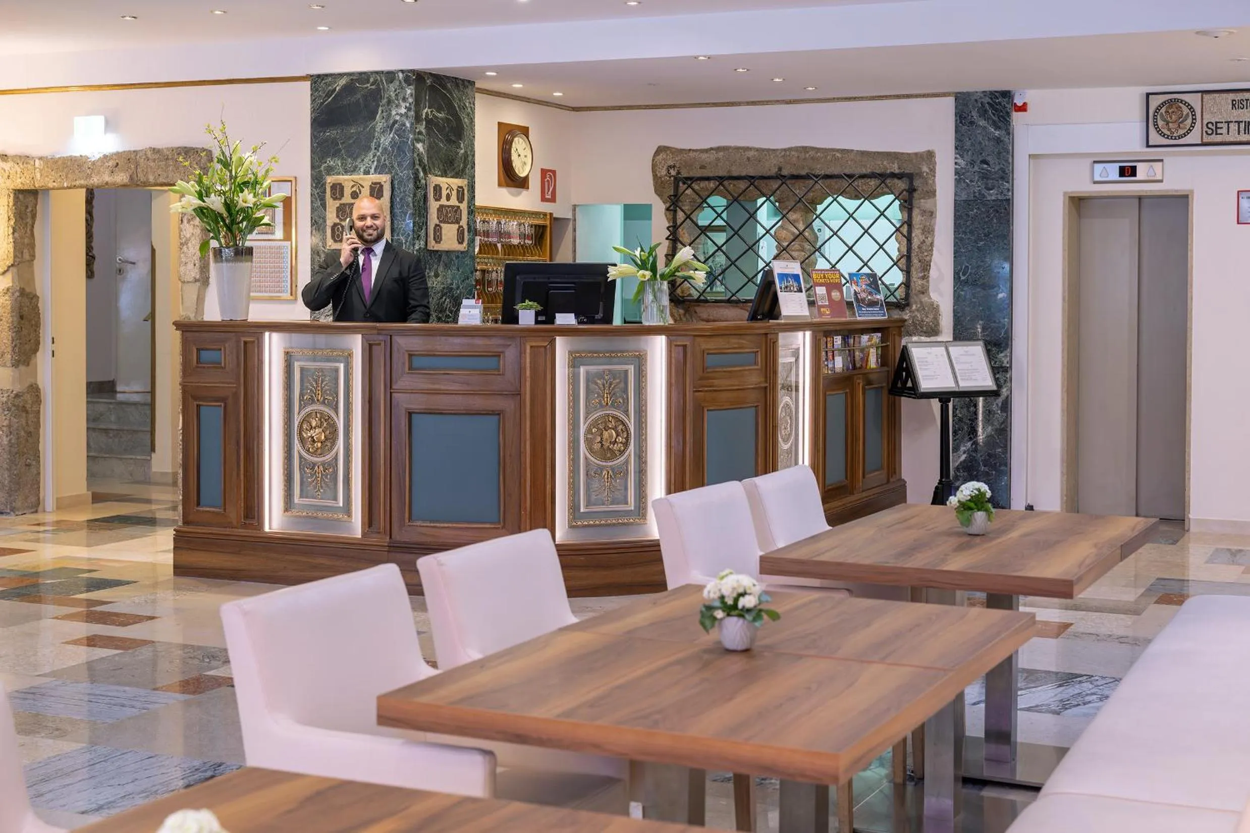 Lobby or reception in Hotel Royal