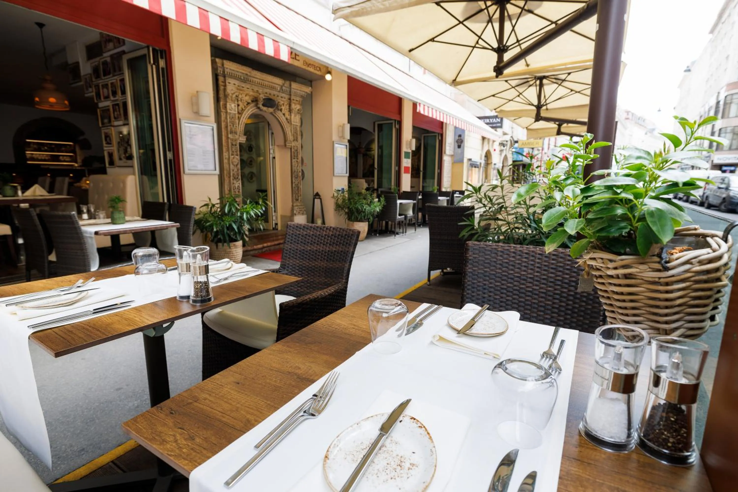 Restaurant/places to eat in Hotel Royal