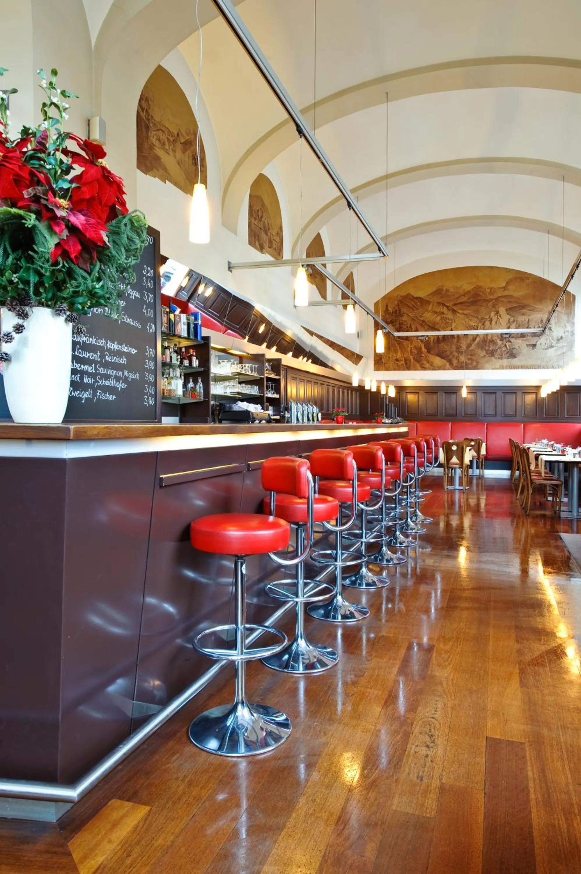 Restaurant/places to eat in Hotel Regina