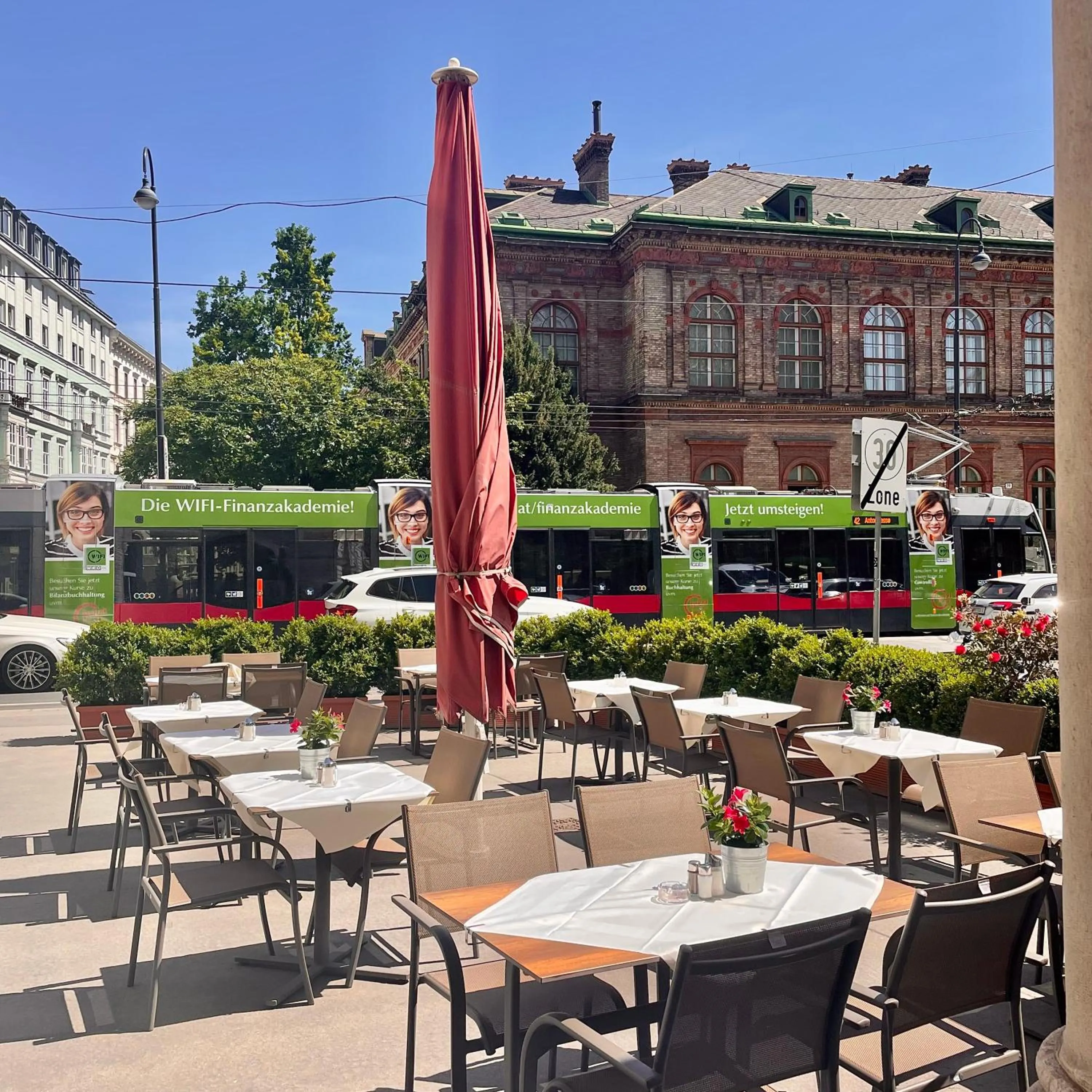 Restaurant/places to eat in Hotel Regina