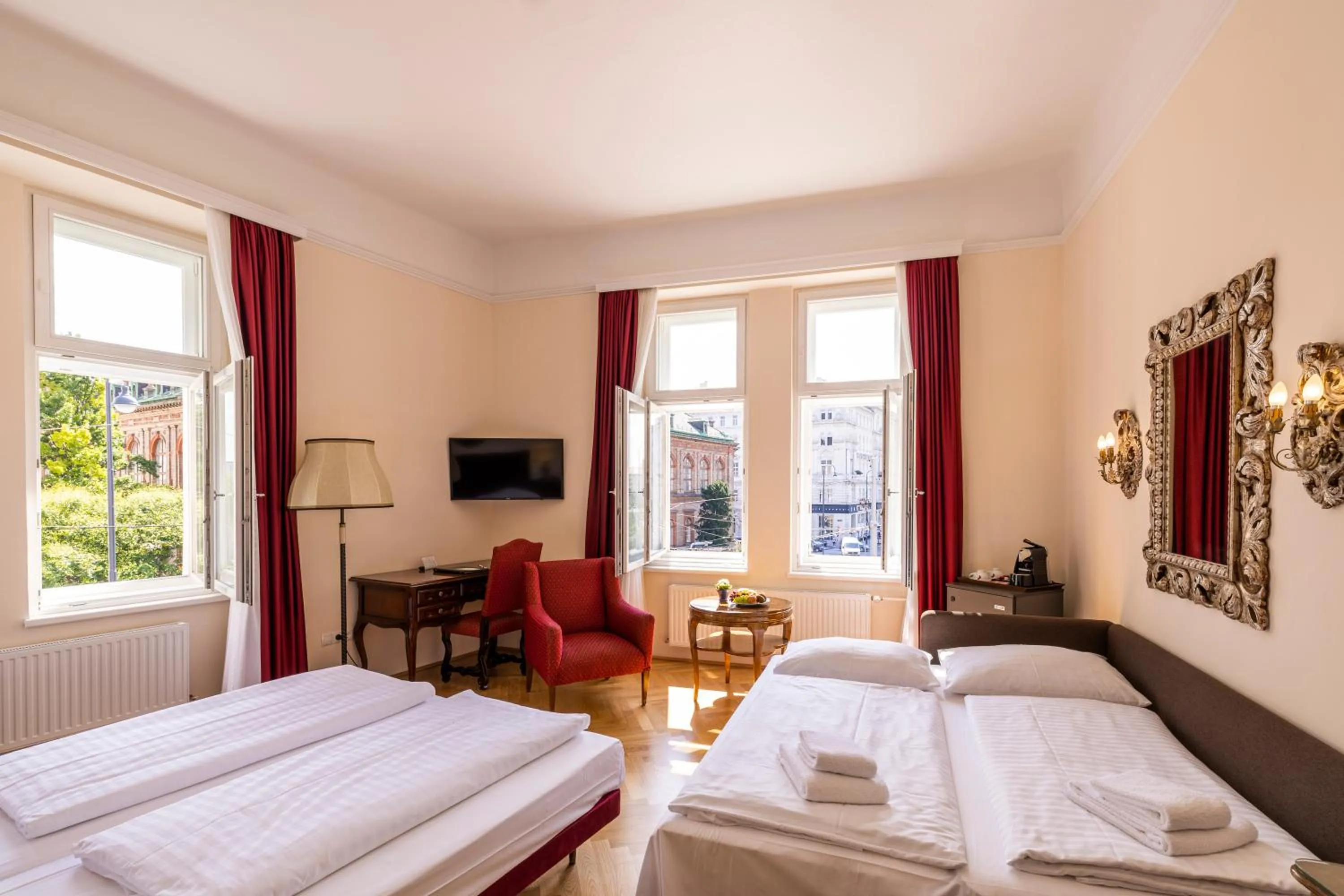 Bedroom, Bed in Hotel Regina