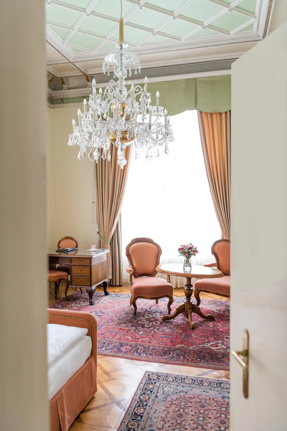 Seating area, Bed in Hotel Regina