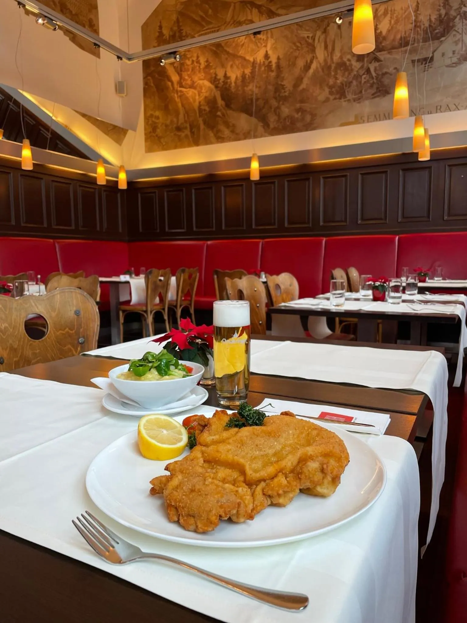 Restaurant/places to eat in Hotel Regina