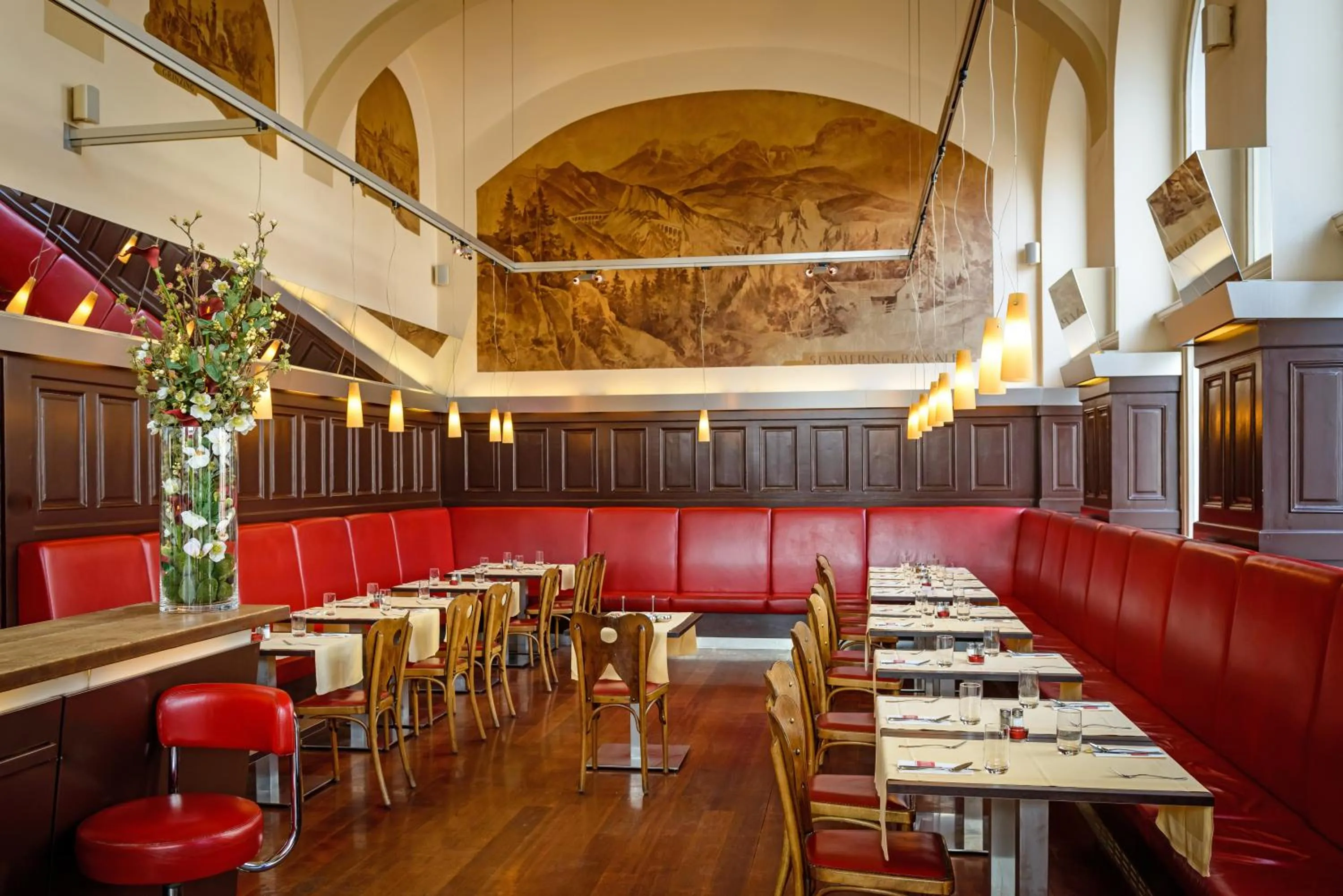 Restaurant/places to eat in Hotel Regina