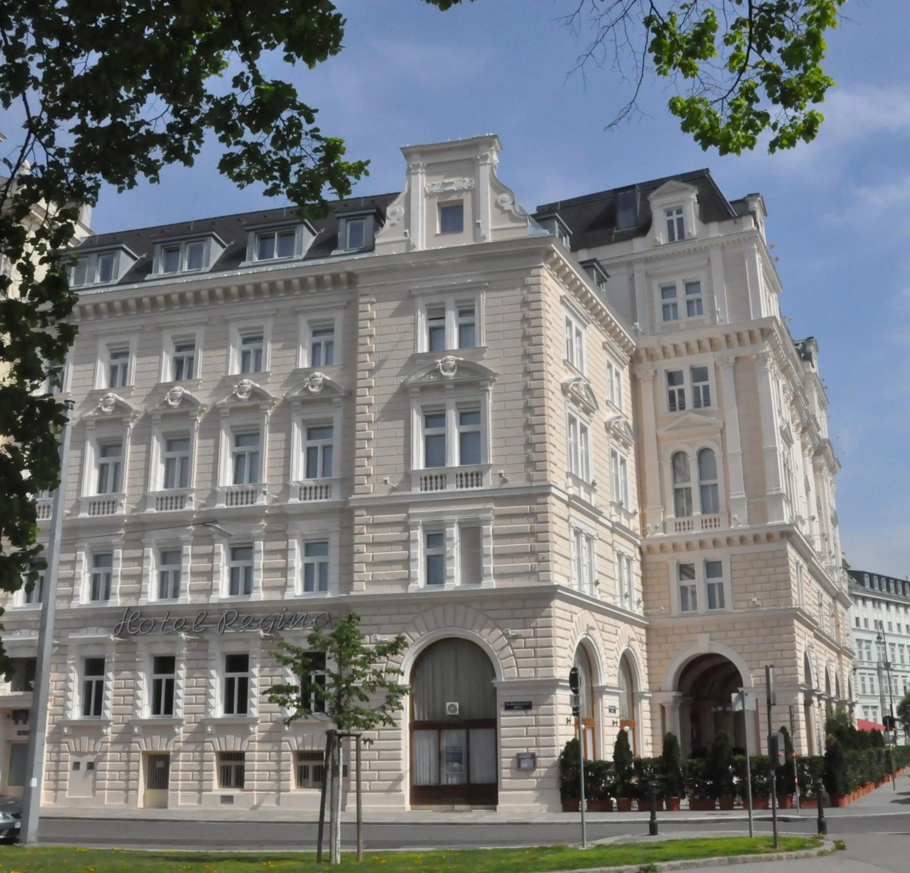 Facade/entrance in Hotel Regina