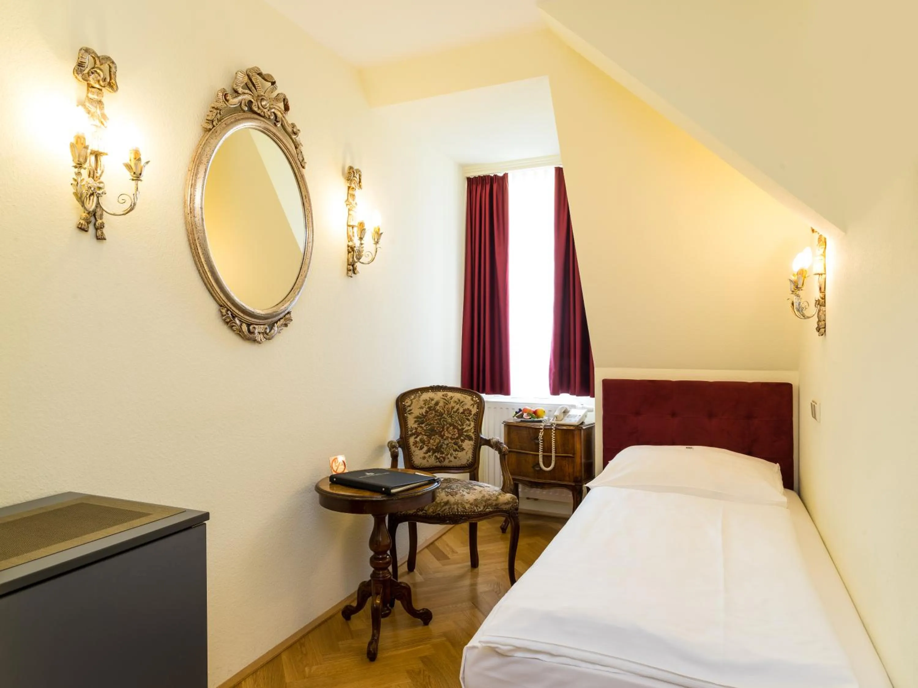 Photo of the whole room, Bed in Hotel Regina