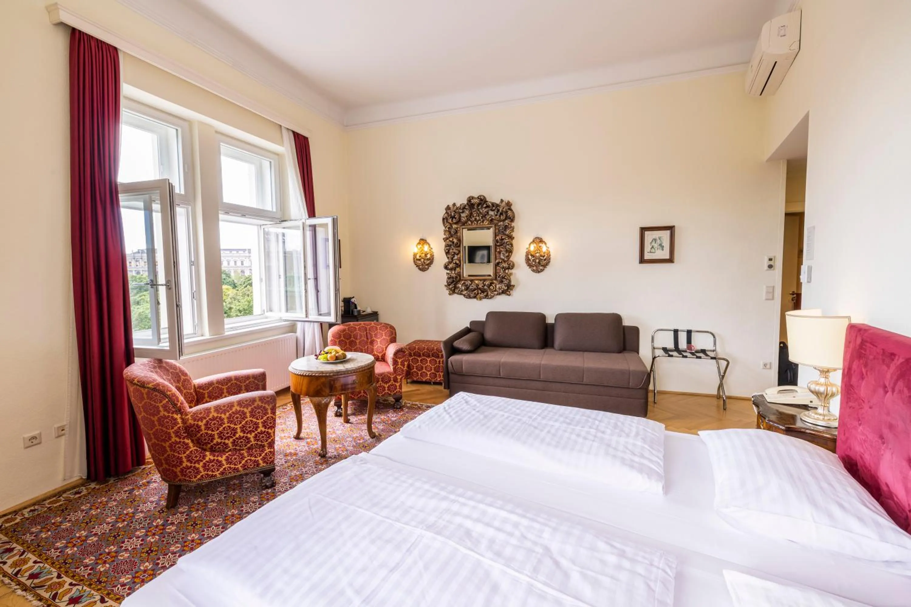 Bedroom, Bed in Hotel Regina