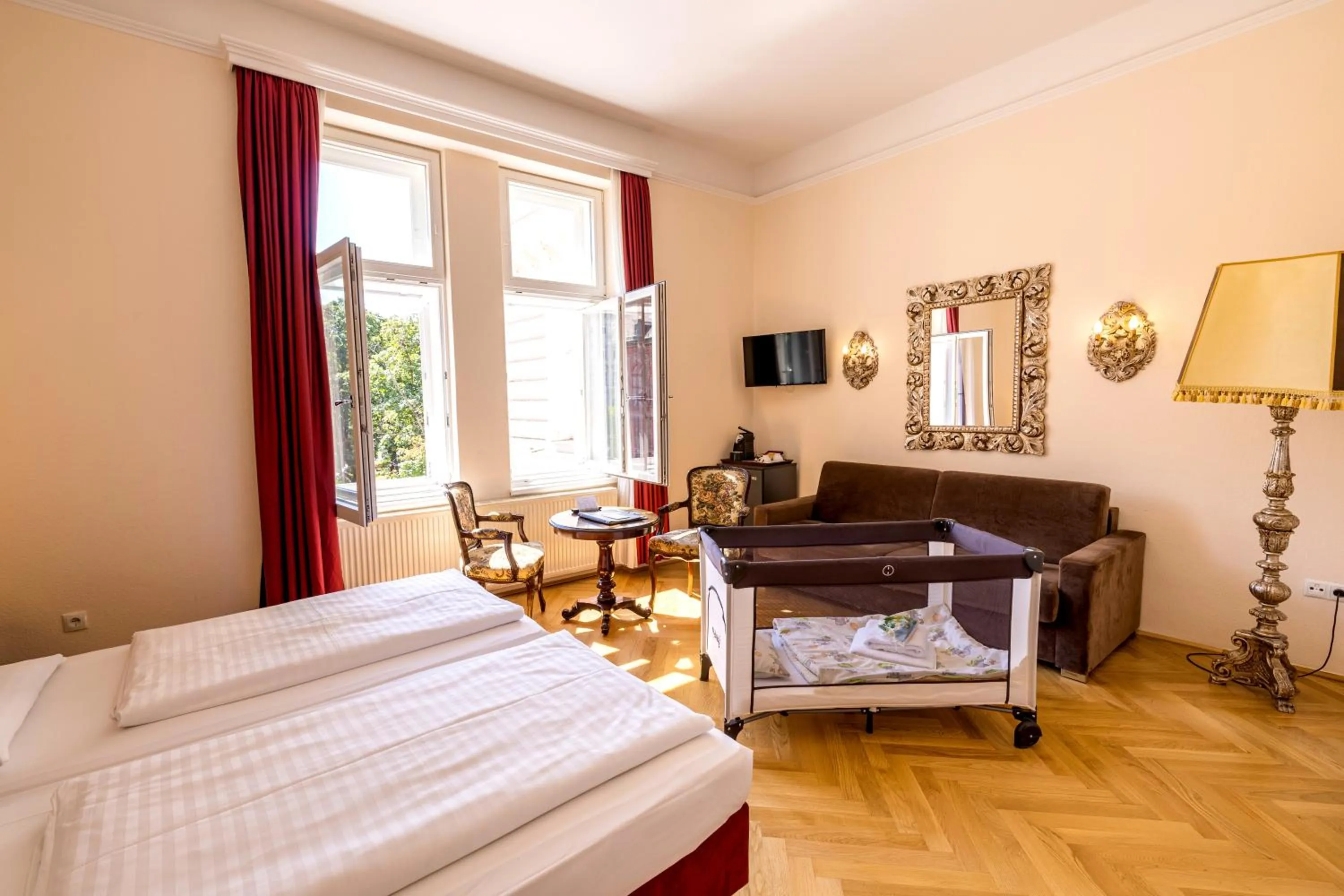 Bedroom, Bed in Hotel Regina