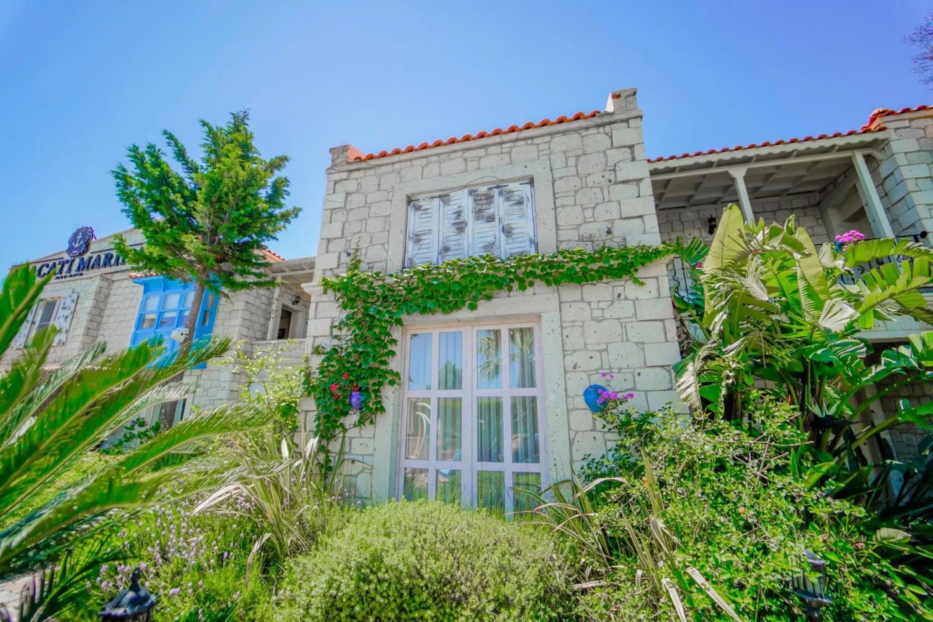 Garden view in Alacati Marina Palace