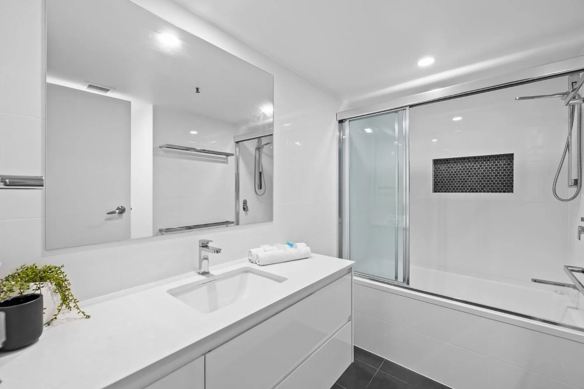 Toilet in Gemini Court Holiday Apartments