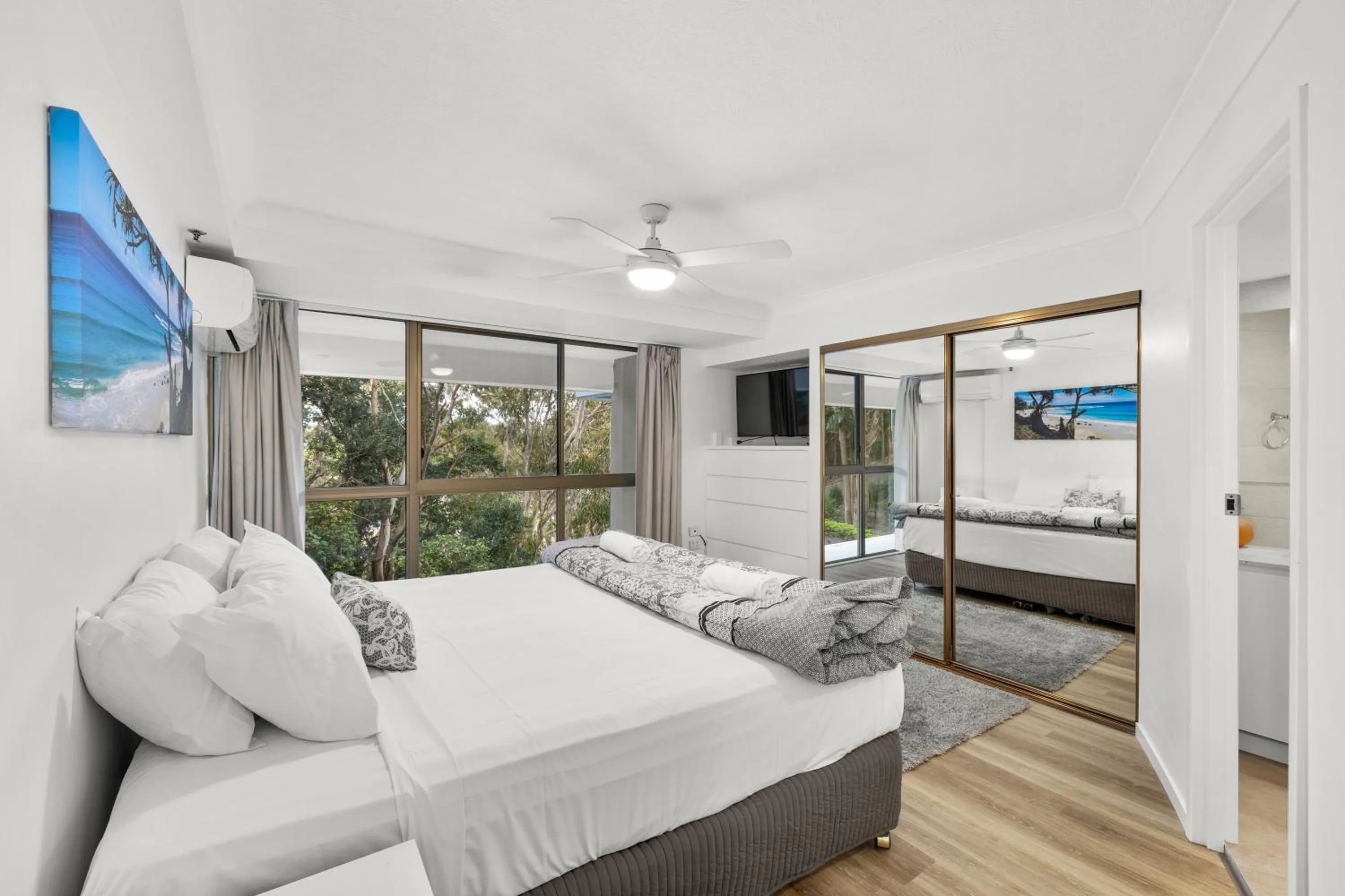 TV and multimedia, Bed in Gemini Court Holiday Apartments