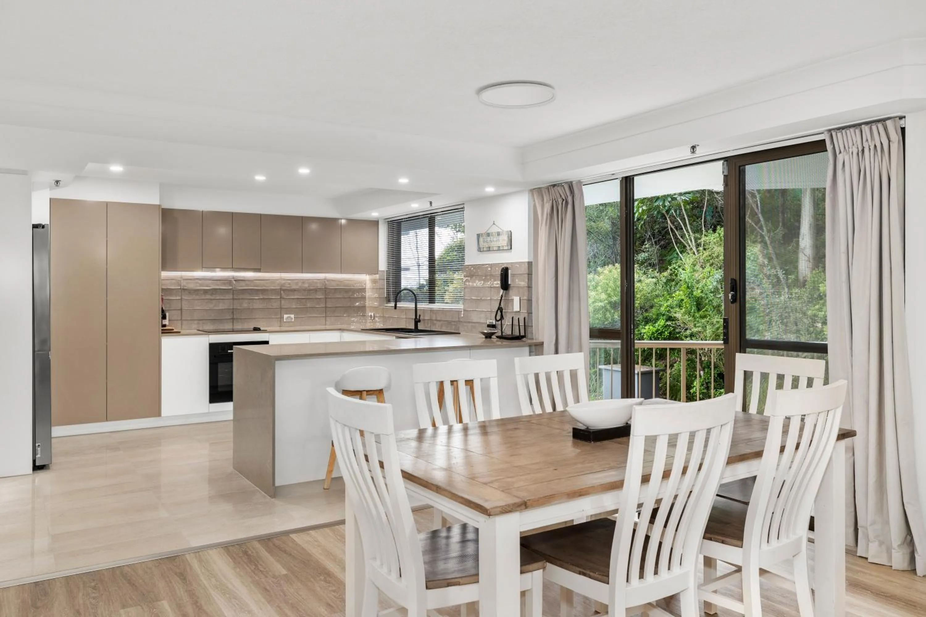 Dining area in Gemini Court Holiday Apartments