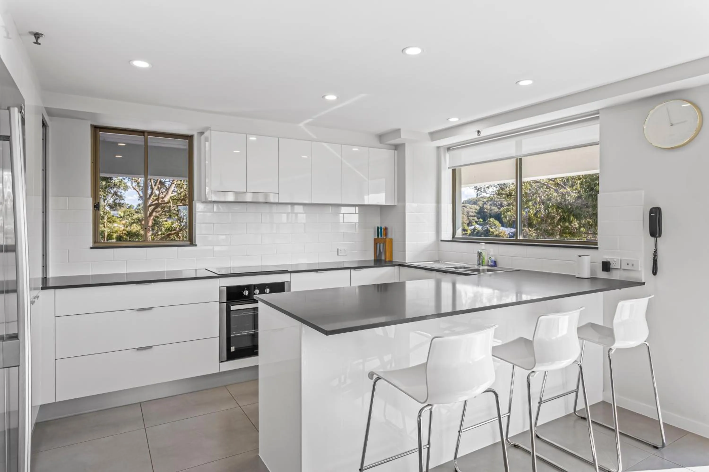 Kitchen or kitchenette in Gemini Court Holiday Apartments