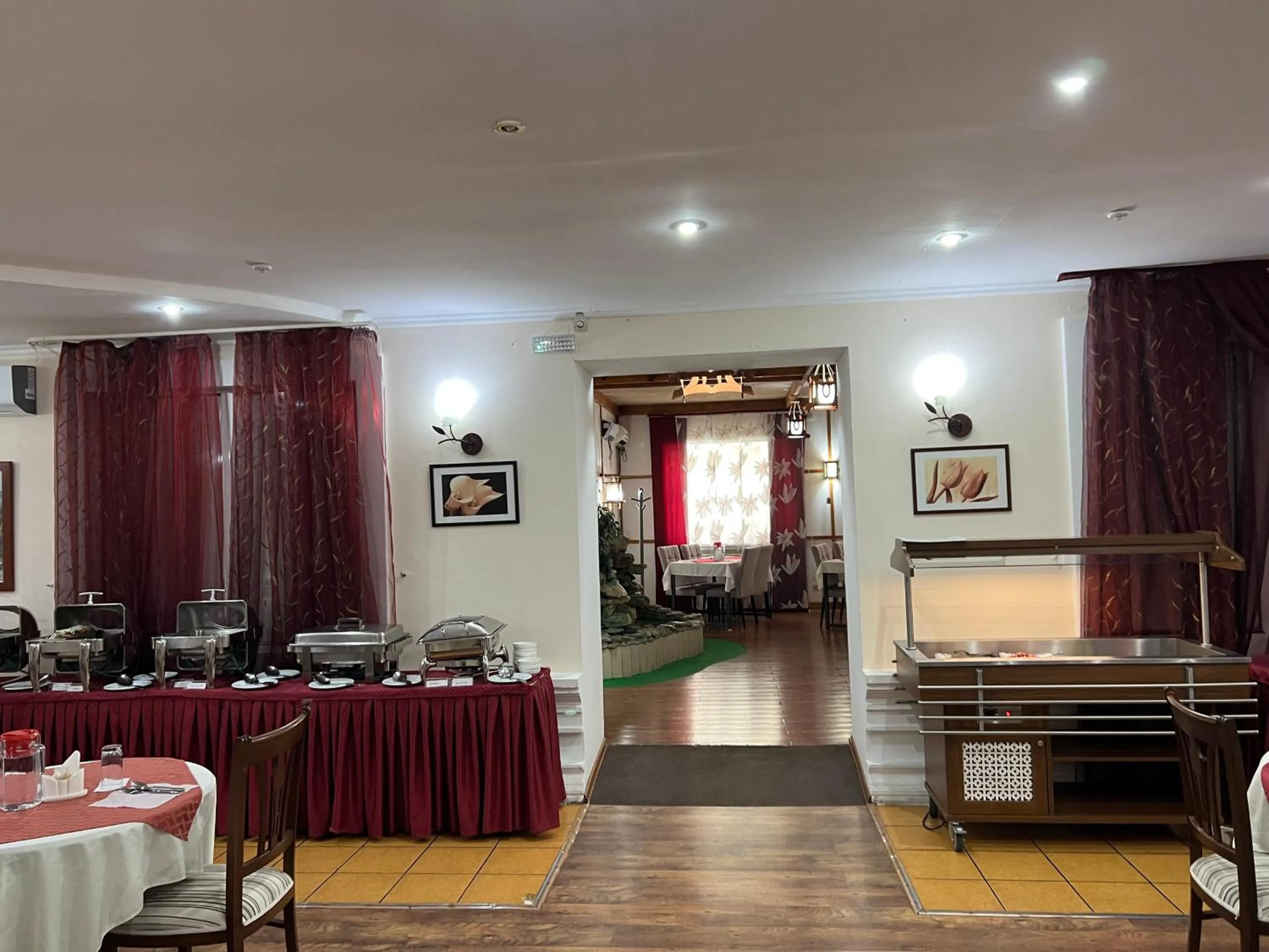 Restaurant/places to eat in Green Hotel