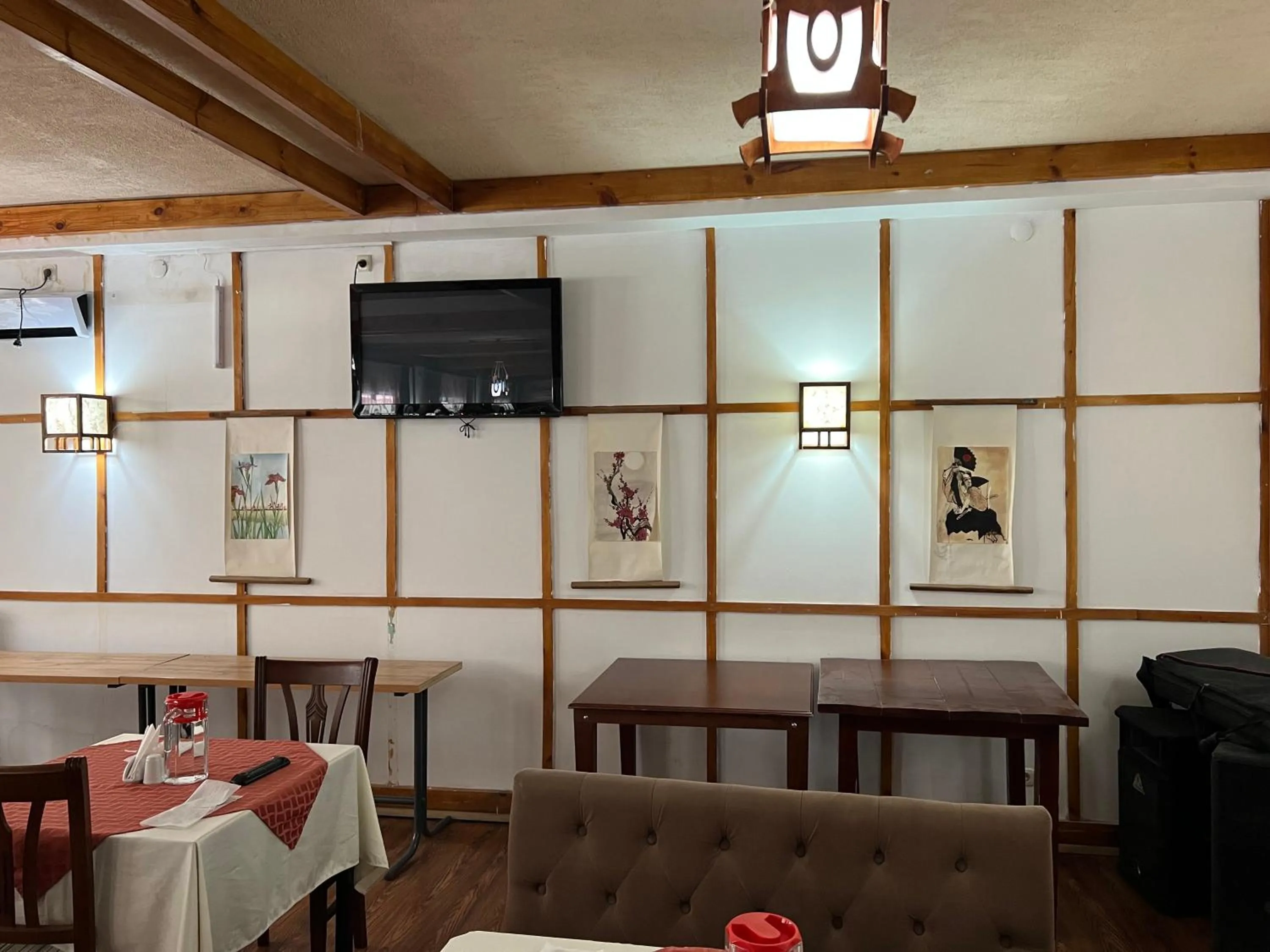 Restaurant/places to eat in Green Hotel