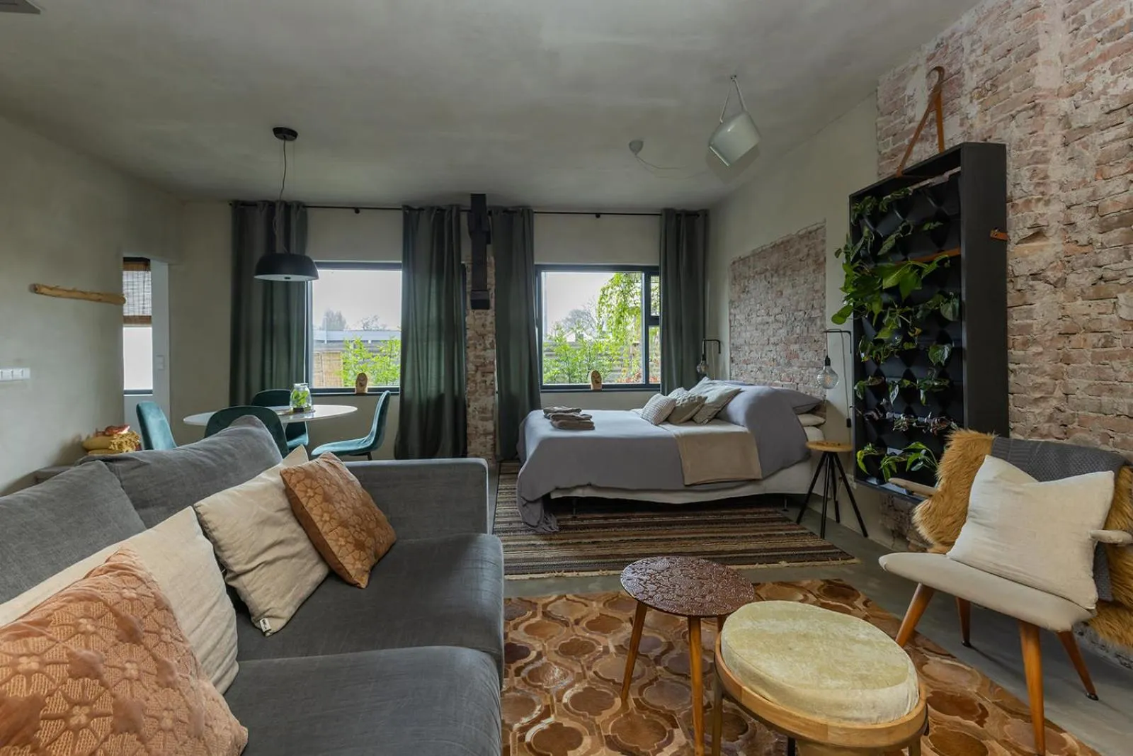 Seating area in De oude slaght- luxe suite met buitensauna