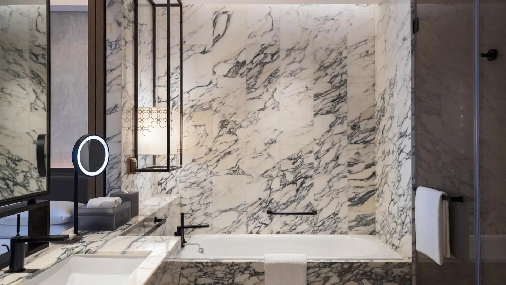 Deluxe Guest Room With Twin Beds in Renaissance Hangzhou Northeast Deluxe Guest Room With Twin Beds in Renaissance Hangzhou Northeast