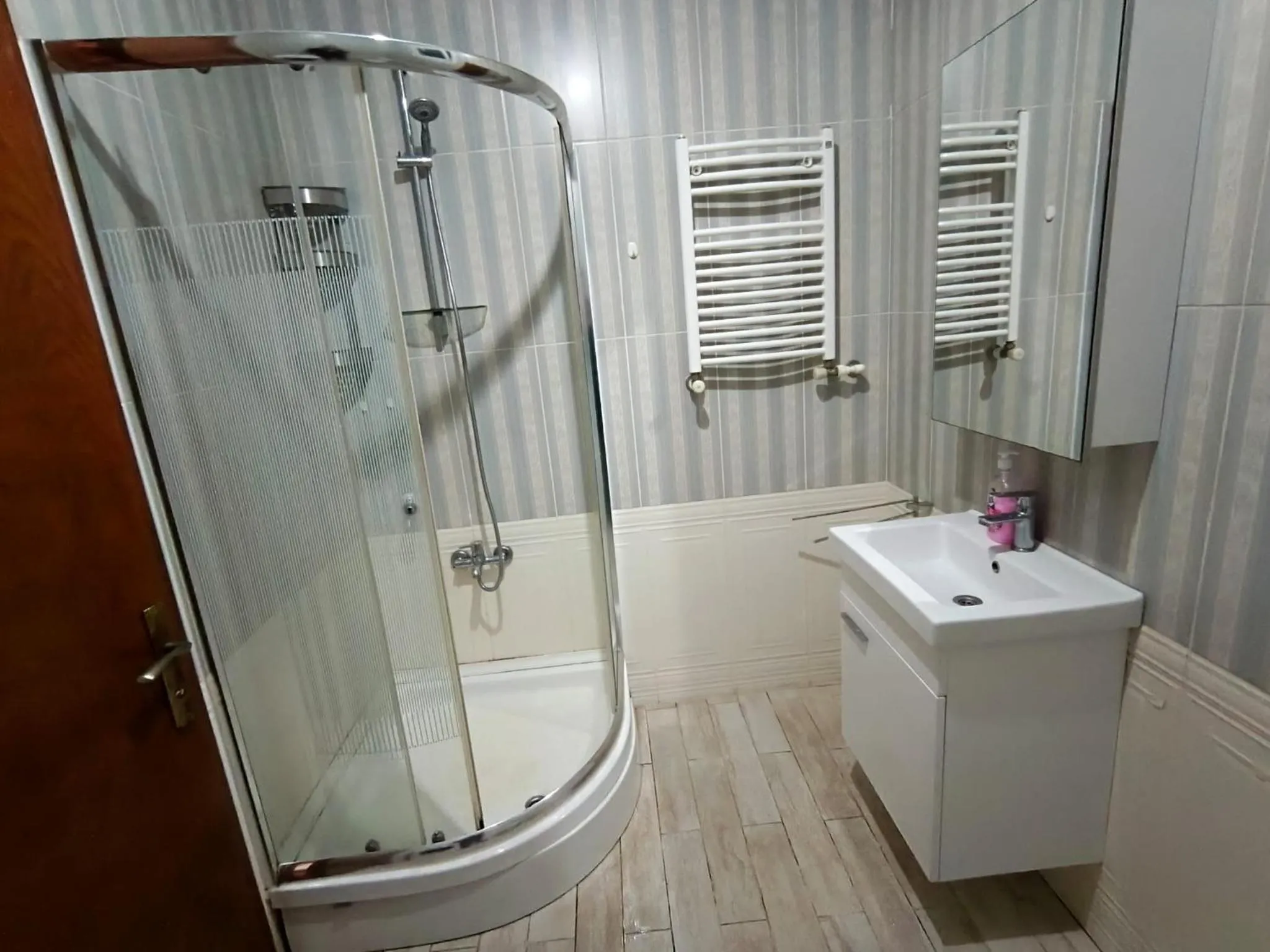 Shower in Royal Garden Suite and Hotel