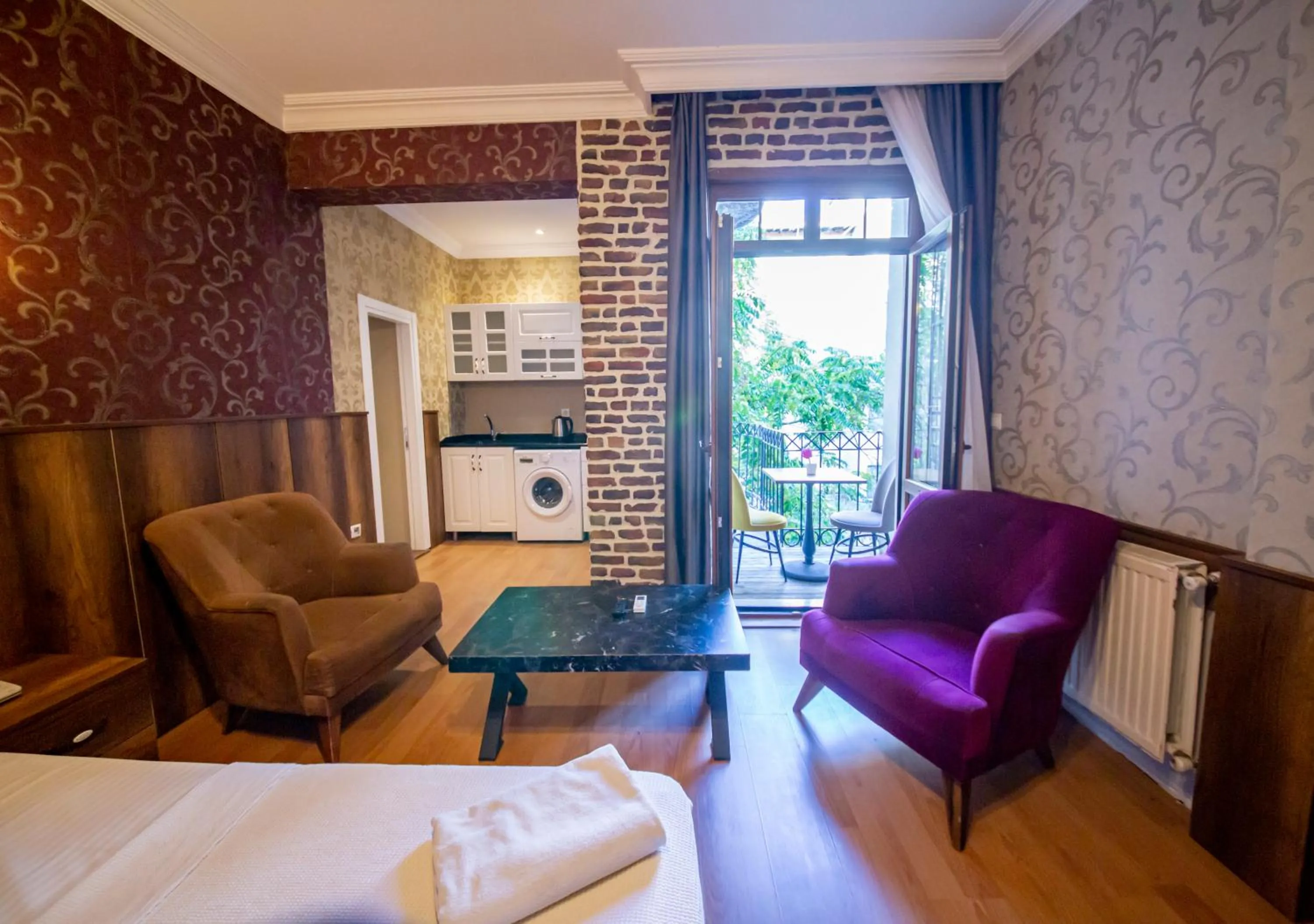 Seating area, Bed in Royal Garden Suite and Hotel