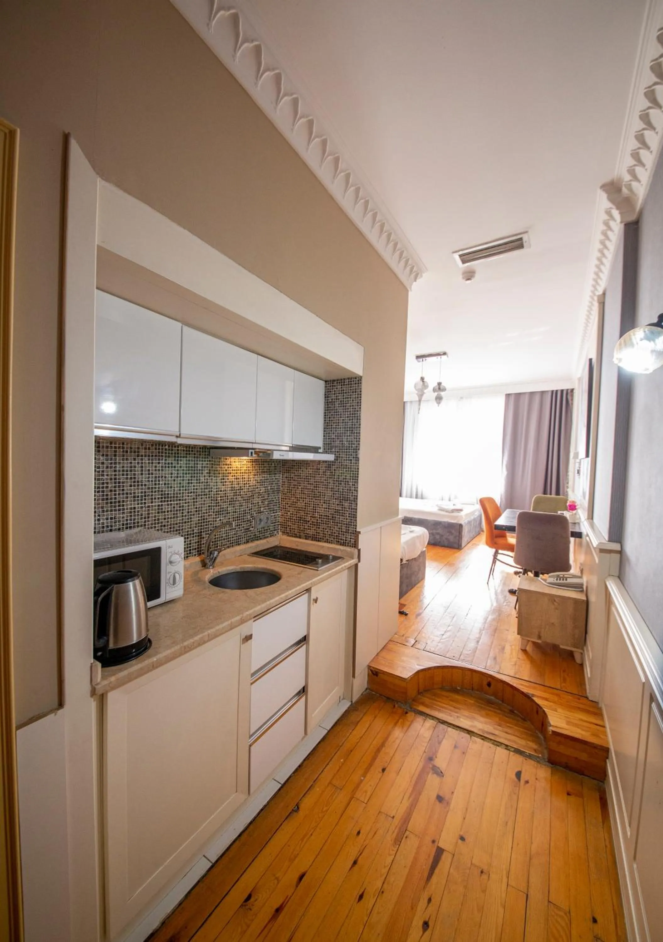 Kitchen or kitchenette in Royal Garden Suite and Hotel