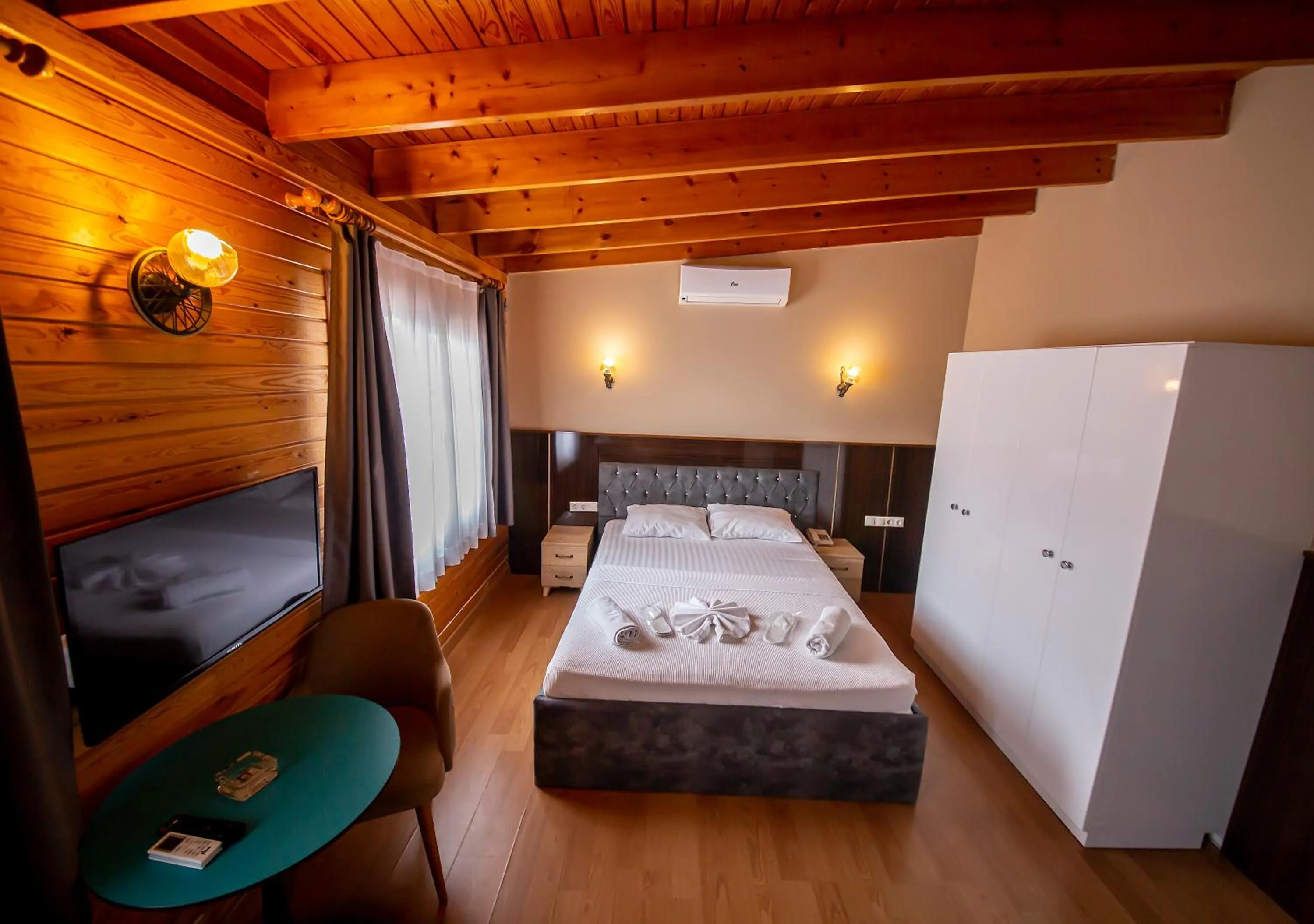 Bed in Royal Garden Suite and Hotel