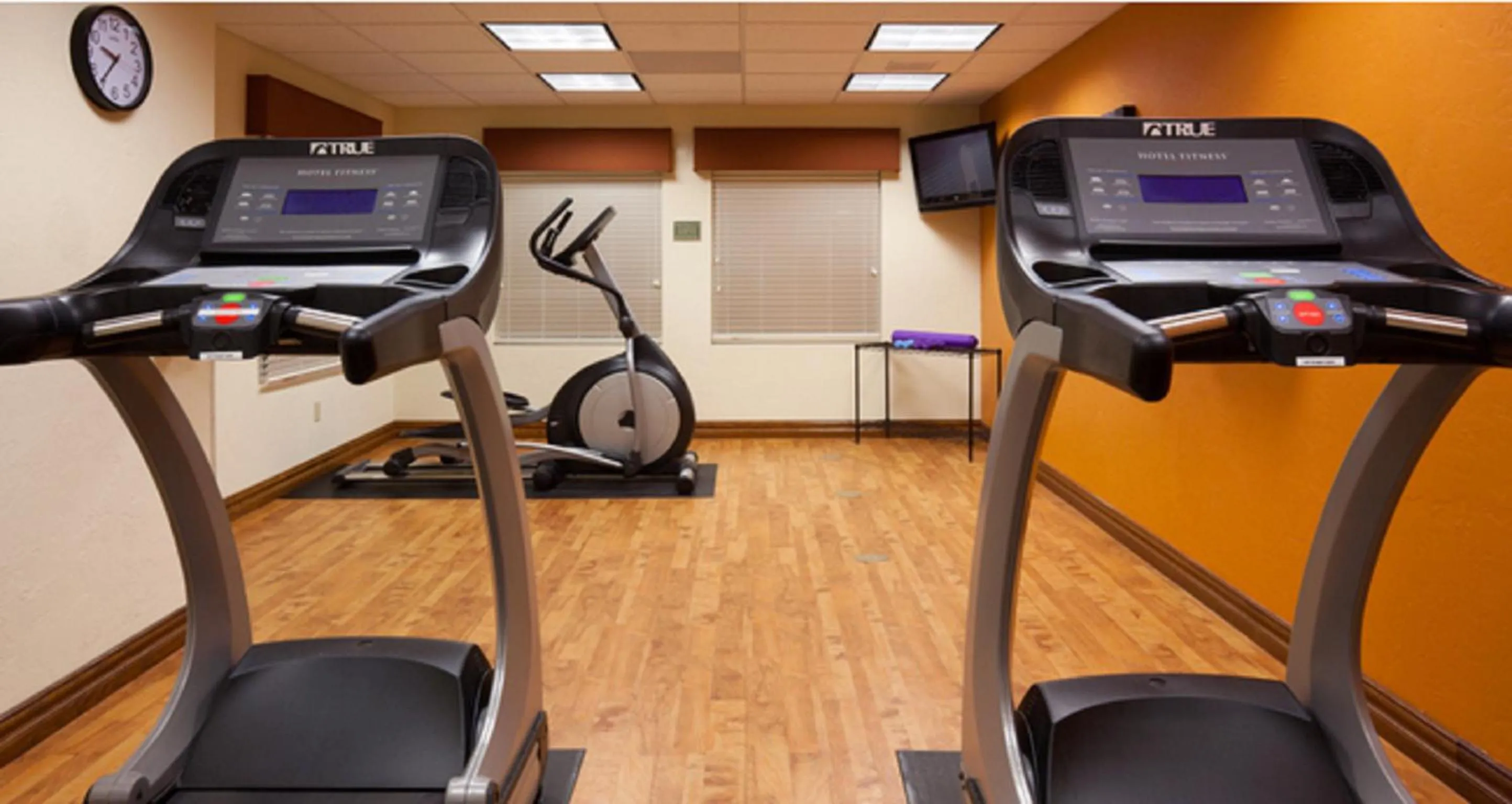 Fitness centre/facilities in Country Inn & Suites by Radisson, Green Bay North