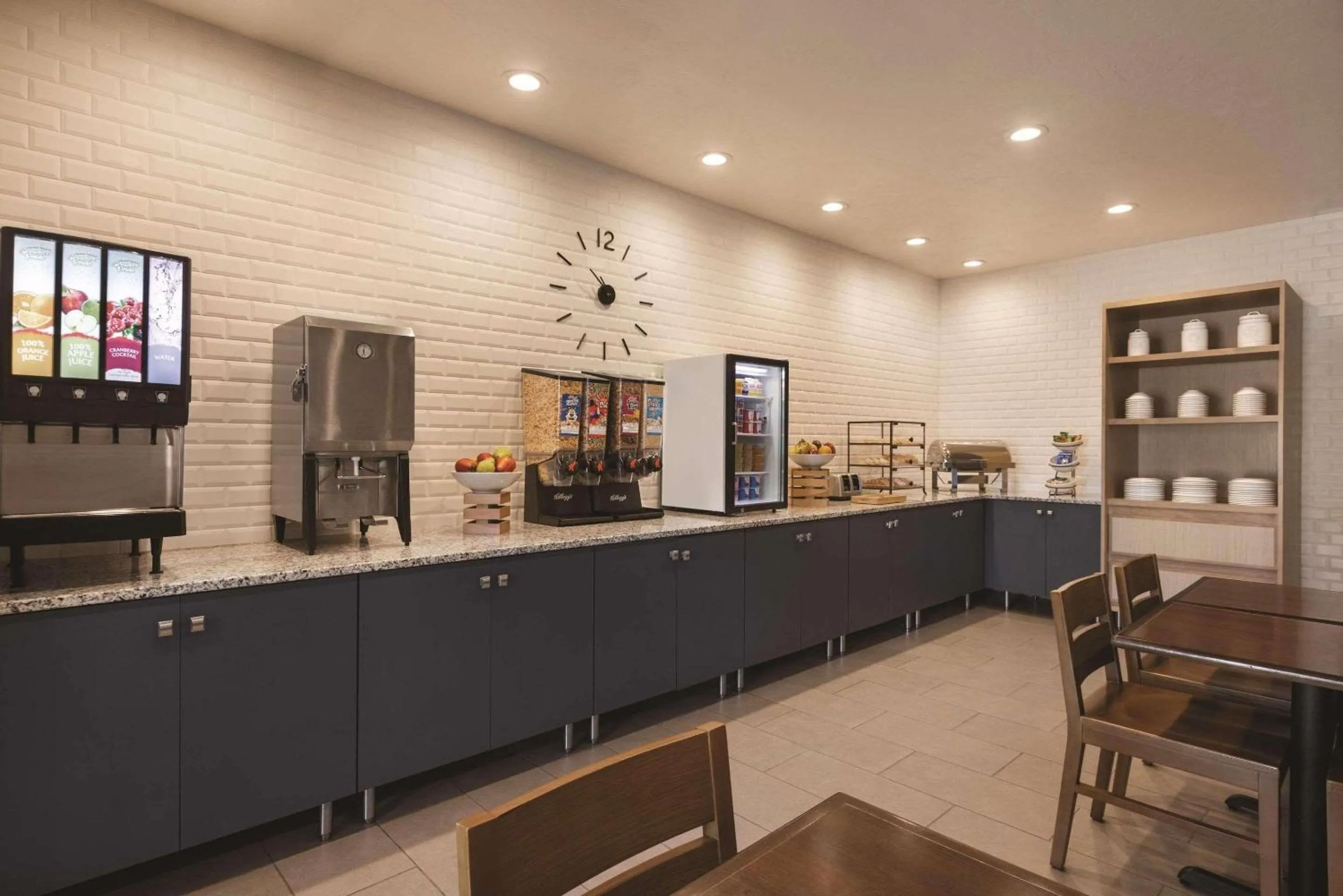 Breakfast in Country Inn & Suites by Radisson, Green Bay North