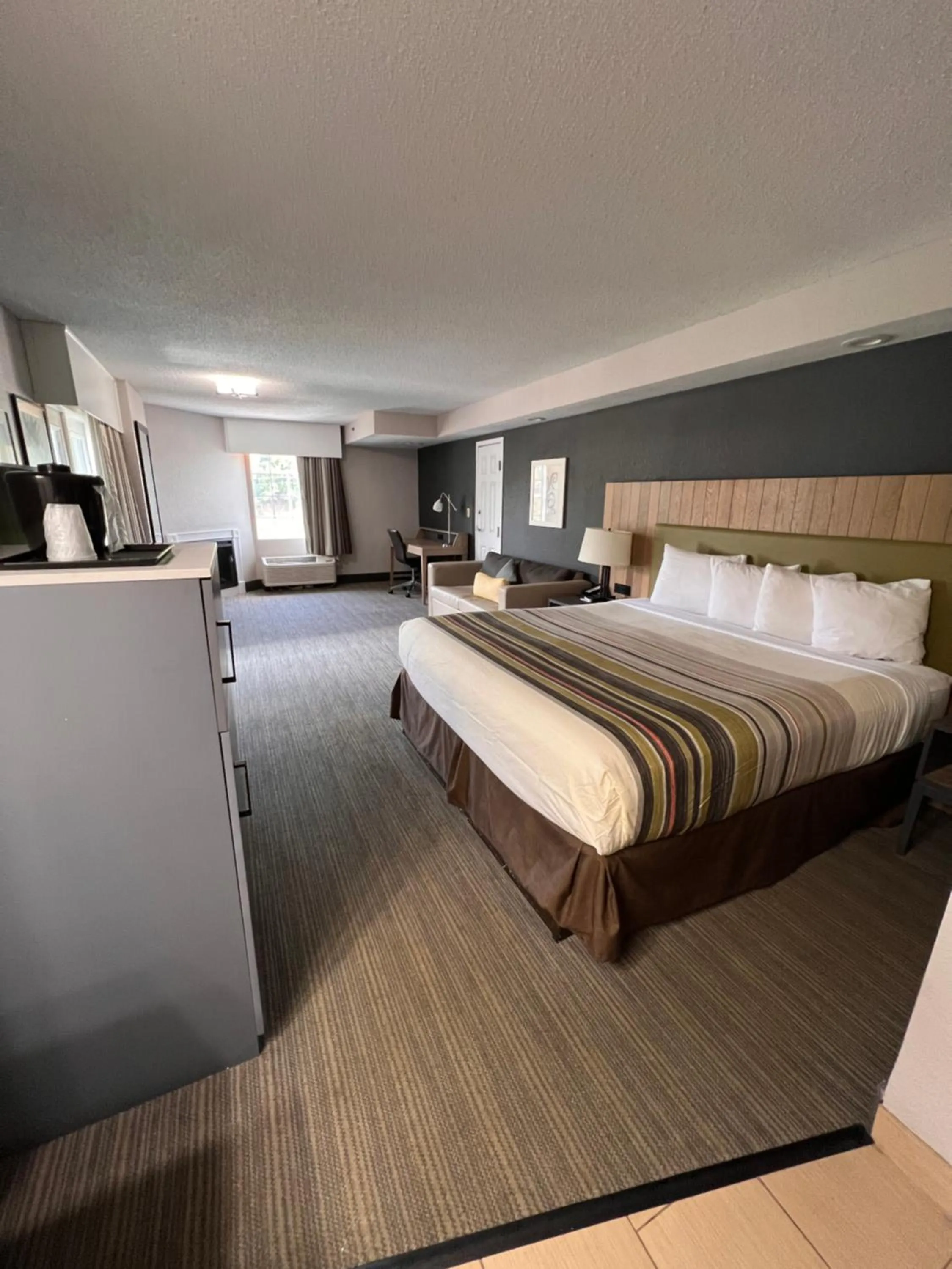 Bedroom, Bed in Country Inn & Suites by Radisson, Pigeon Forge South, TN