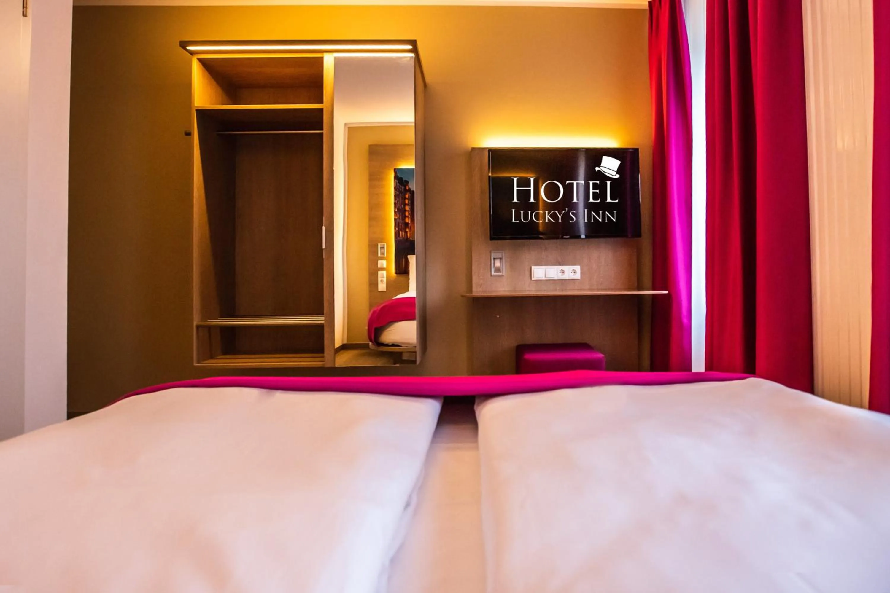 Decorative detail, Bed in Hotel Luckys Inn