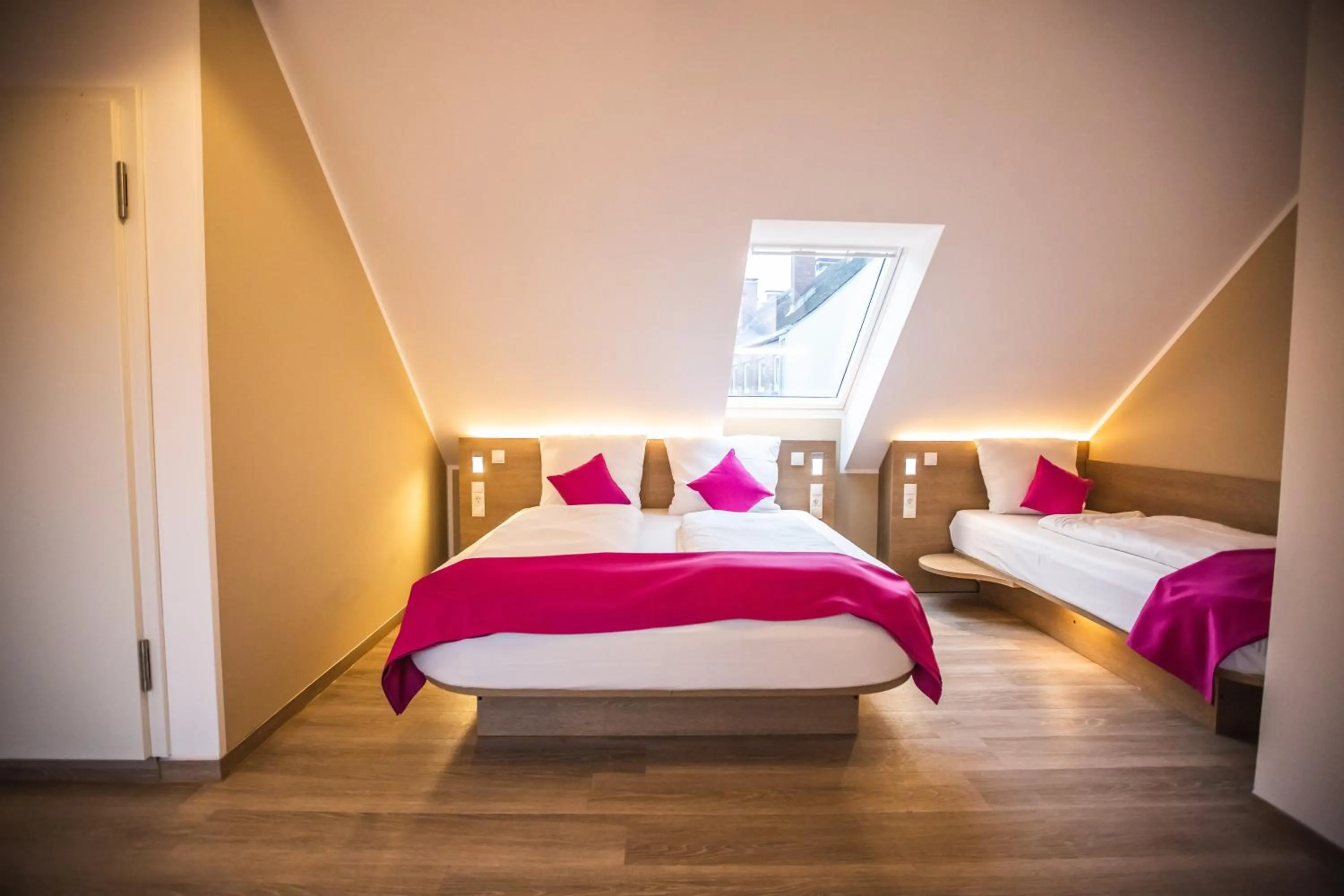 Bedroom, Bed in Hotel Luckys Inn