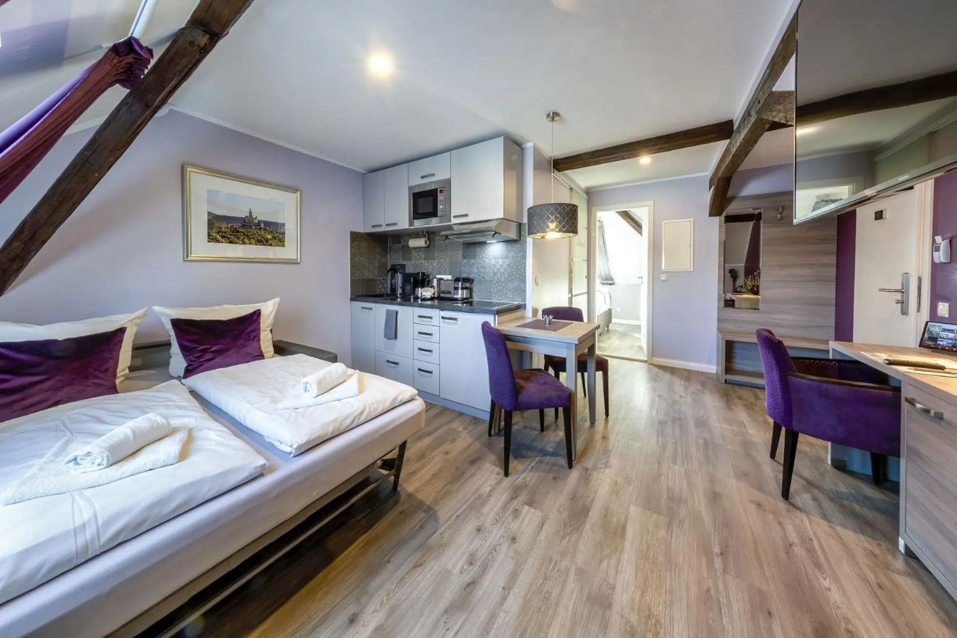 Kitchen or kitchenette, Bed in Apartmenthaus Burgenheimat in Rhens bei Koblenz