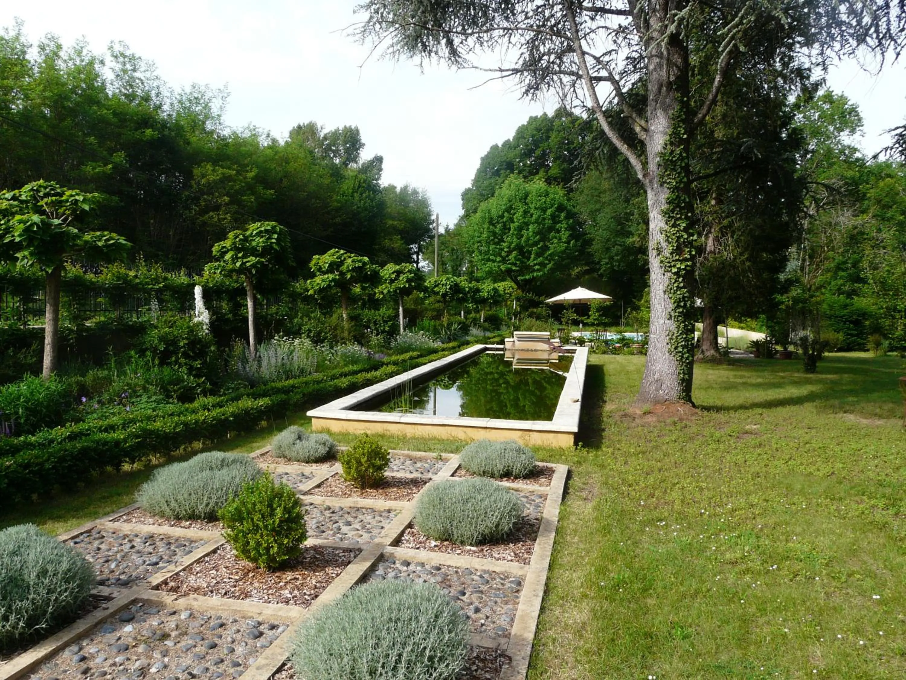 Garden in Le Manoir des Tuileries