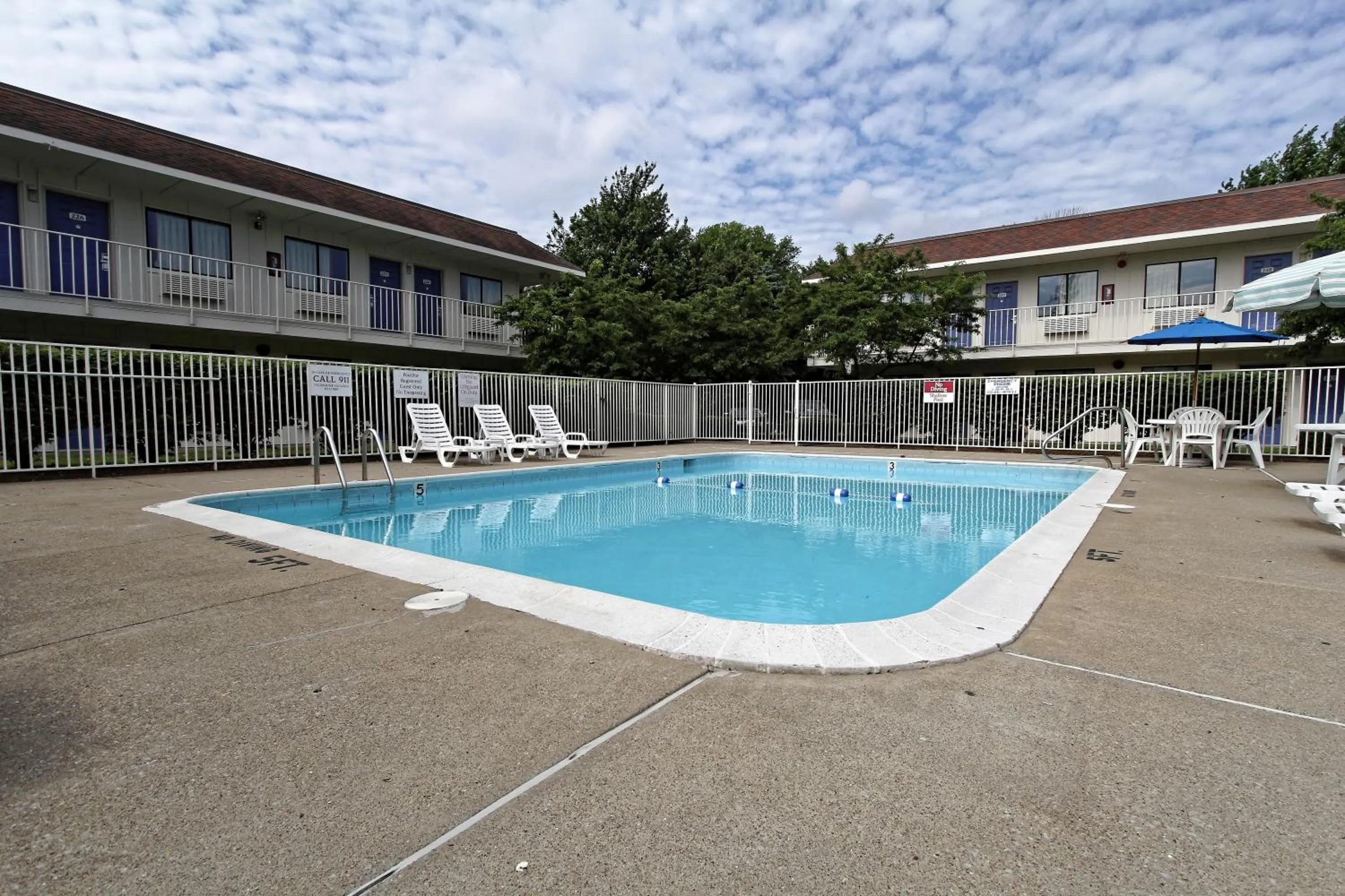 Swimming pool in Motel 6-Amherst, OH - Cleveland West - Lorain