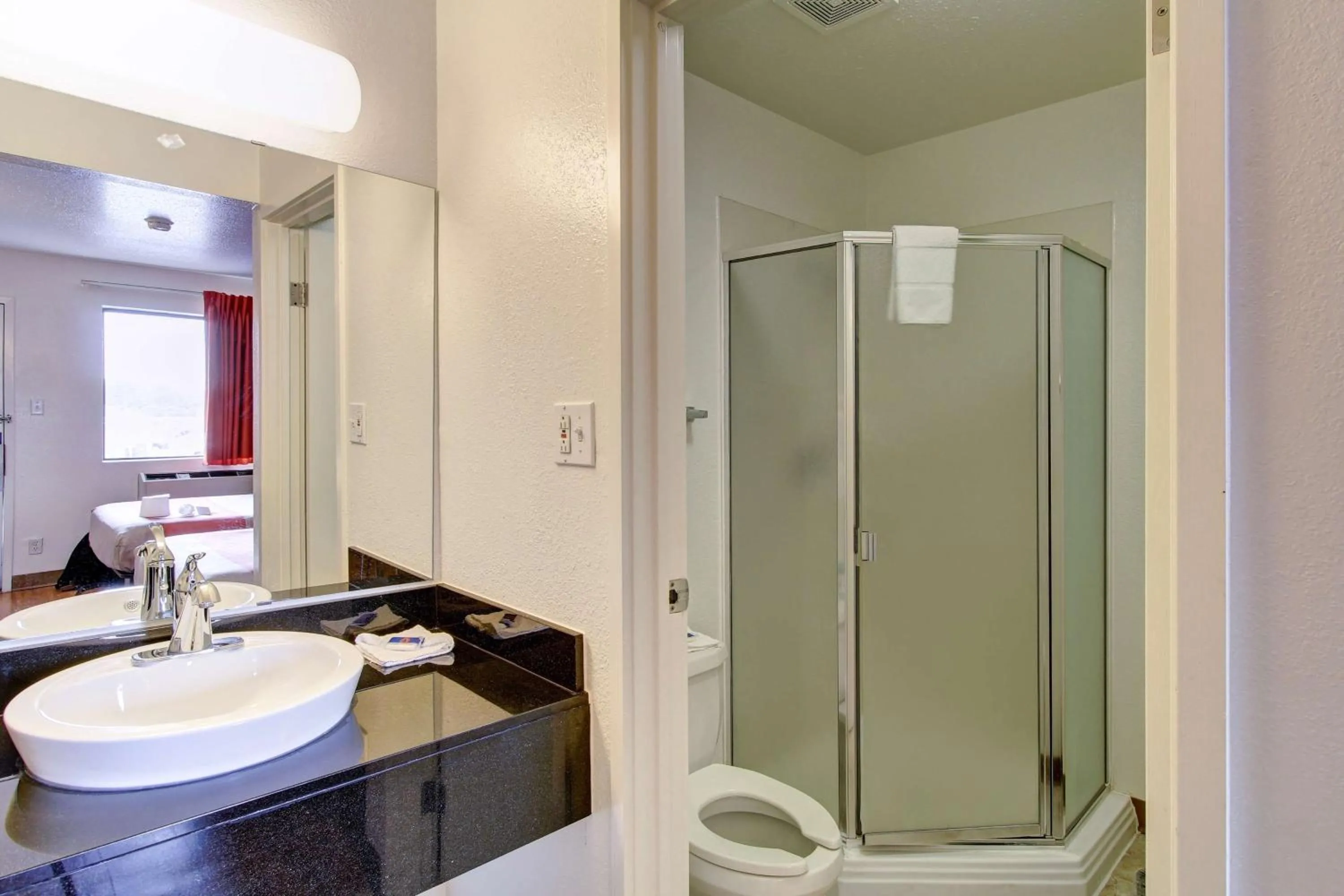 Toilet in Motel 6-Amherst, OH - Cleveland West - Lorain