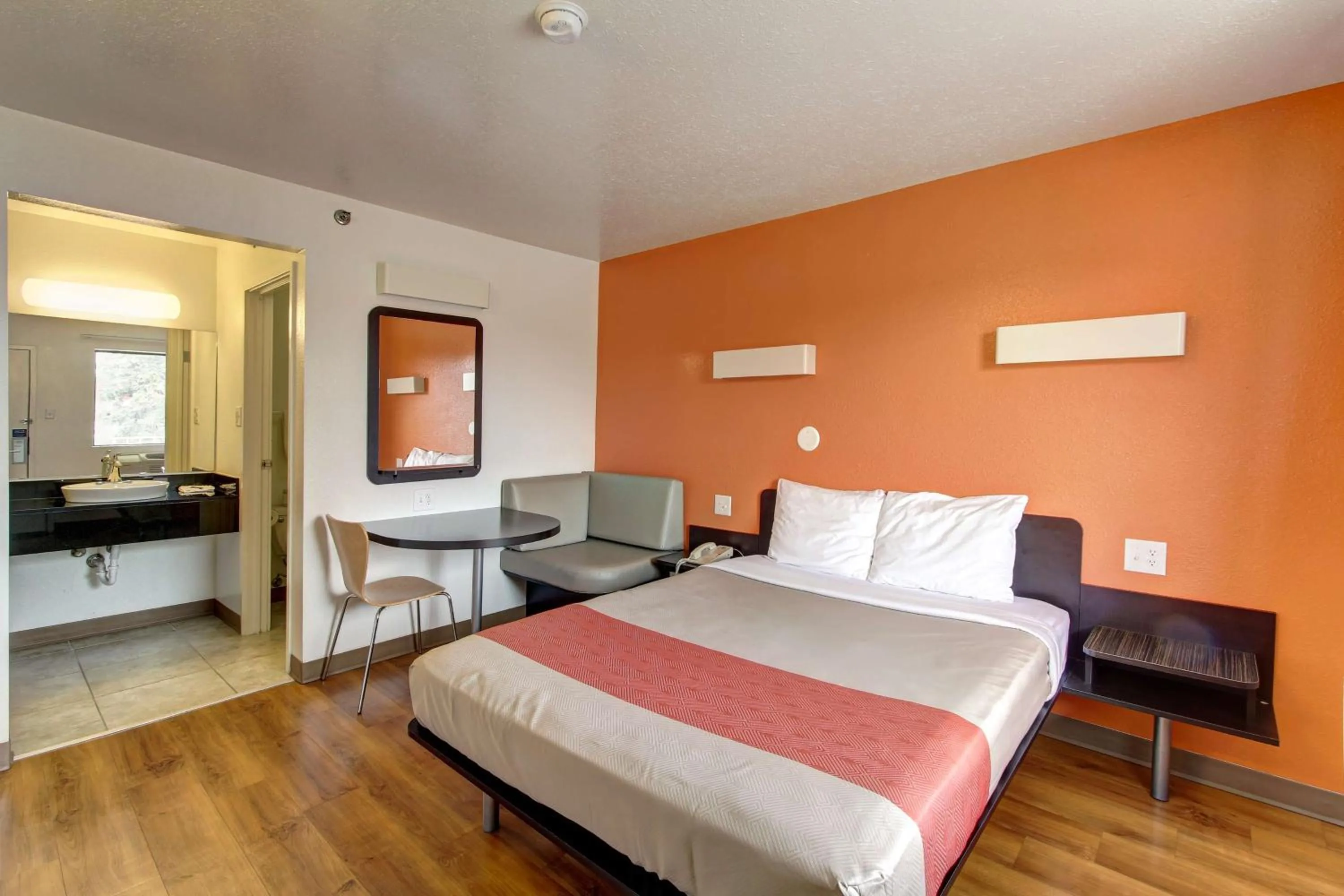 Photo of the whole room, Bed in Motel 6-Amherst, OH - Cleveland West - Lorain