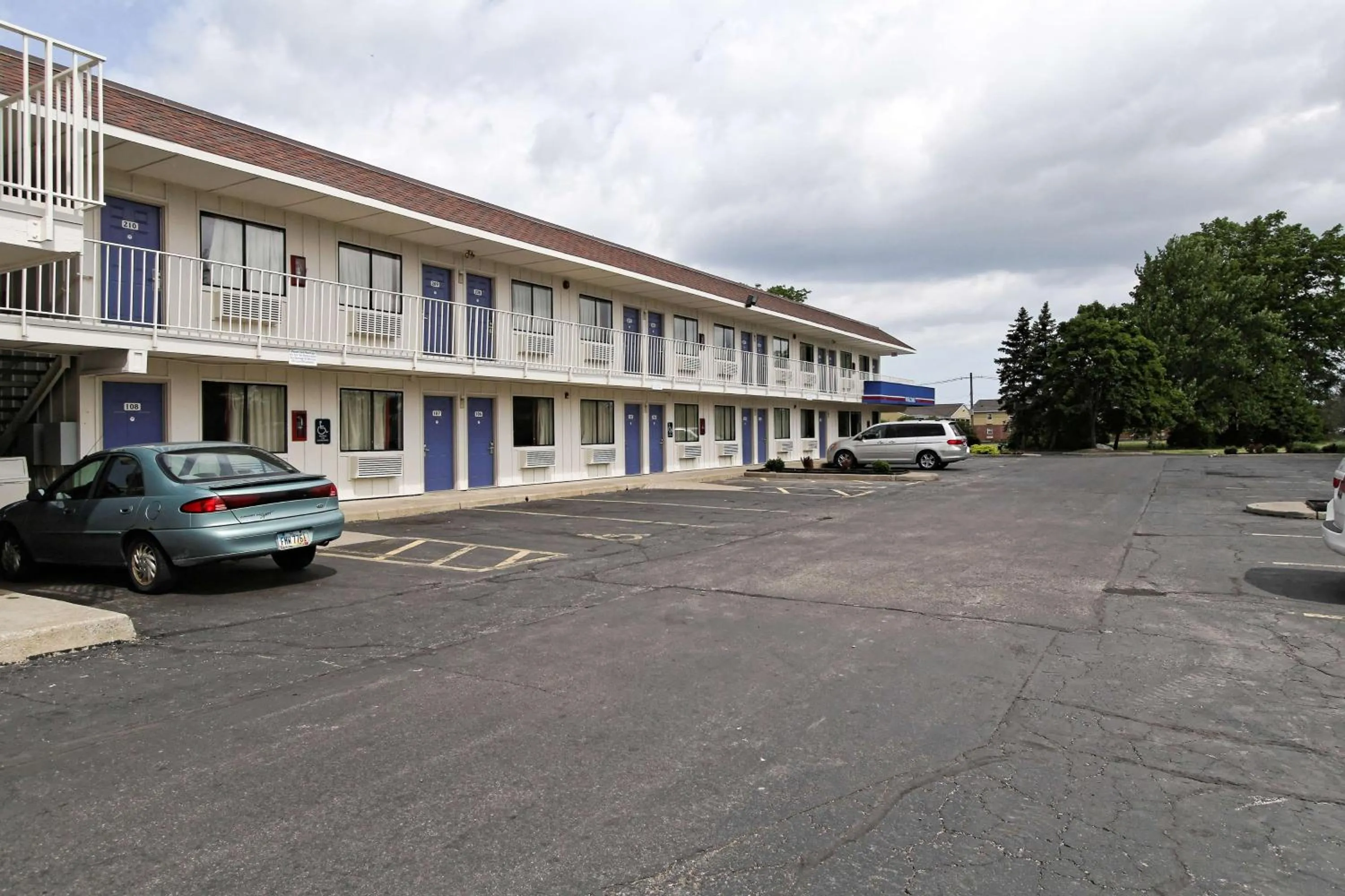Property building in Motel 6-Amherst, OH - Cleveland West - Lorain