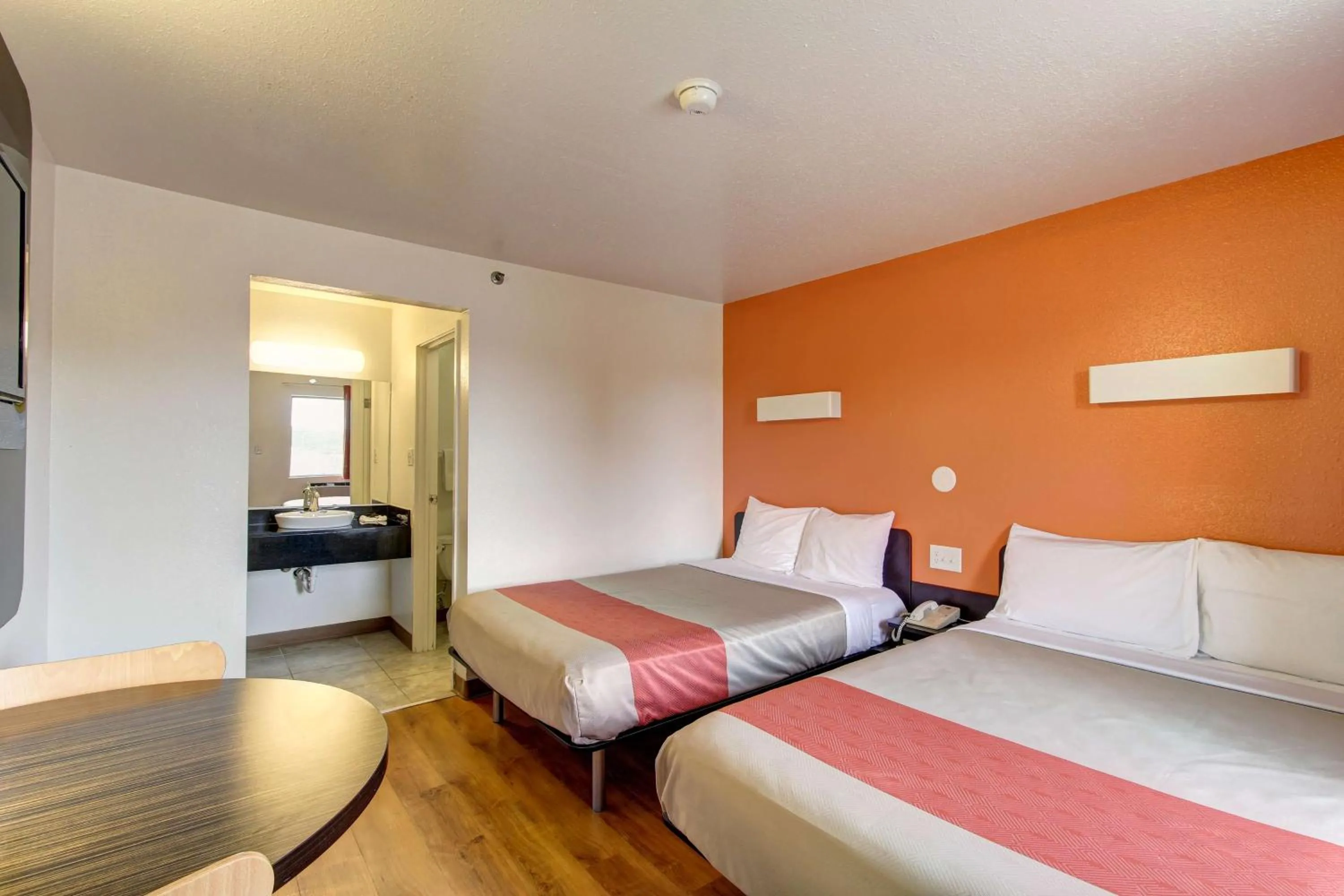 TV and multimedia, Bed in Motel 6-Amherst, OH - Cleveland West - Lorain